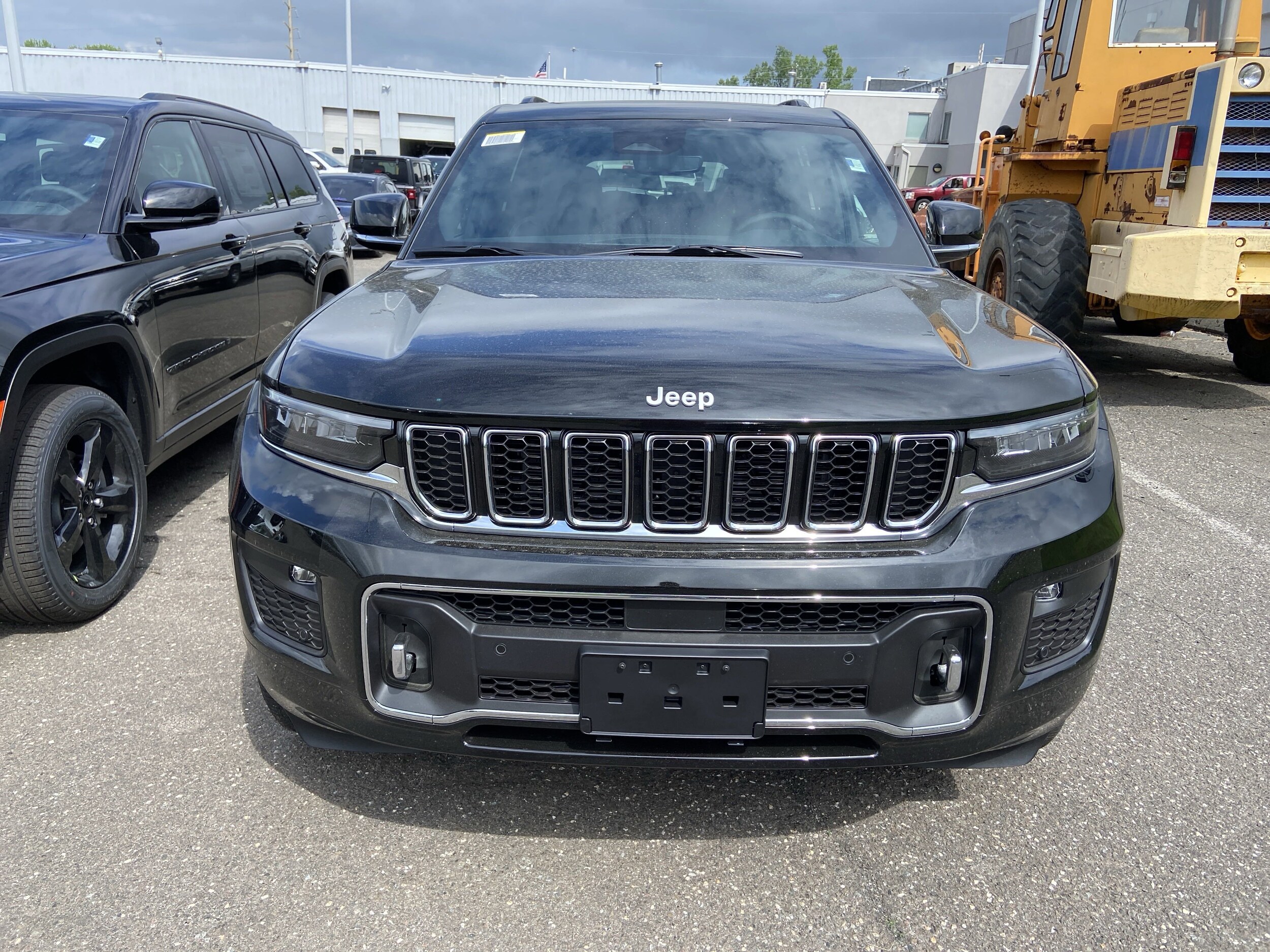 2025 Jeep Grand Cherokee Overland photo 2