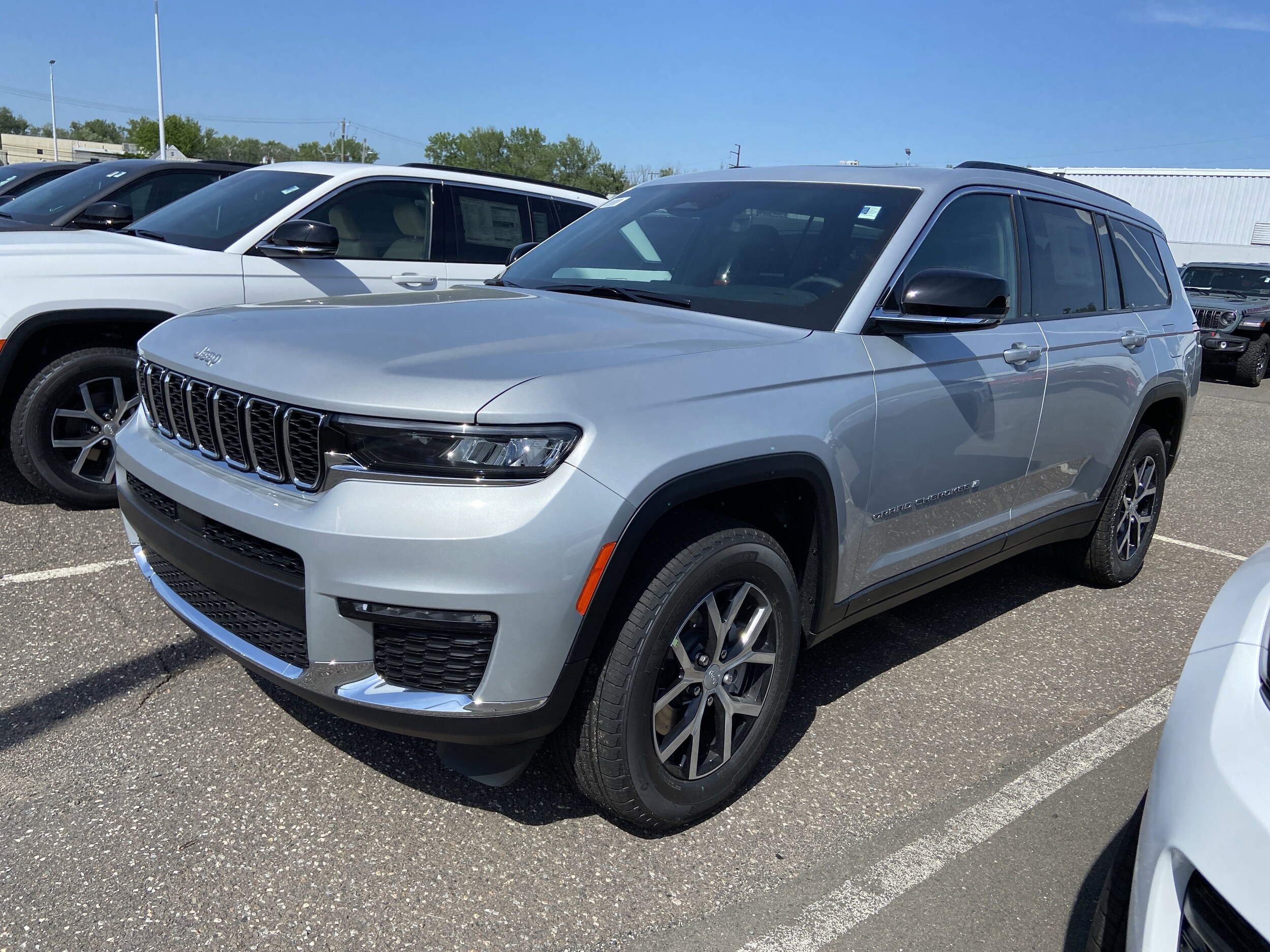 2025 Jeep Grand Cherokee Limited photo 3
