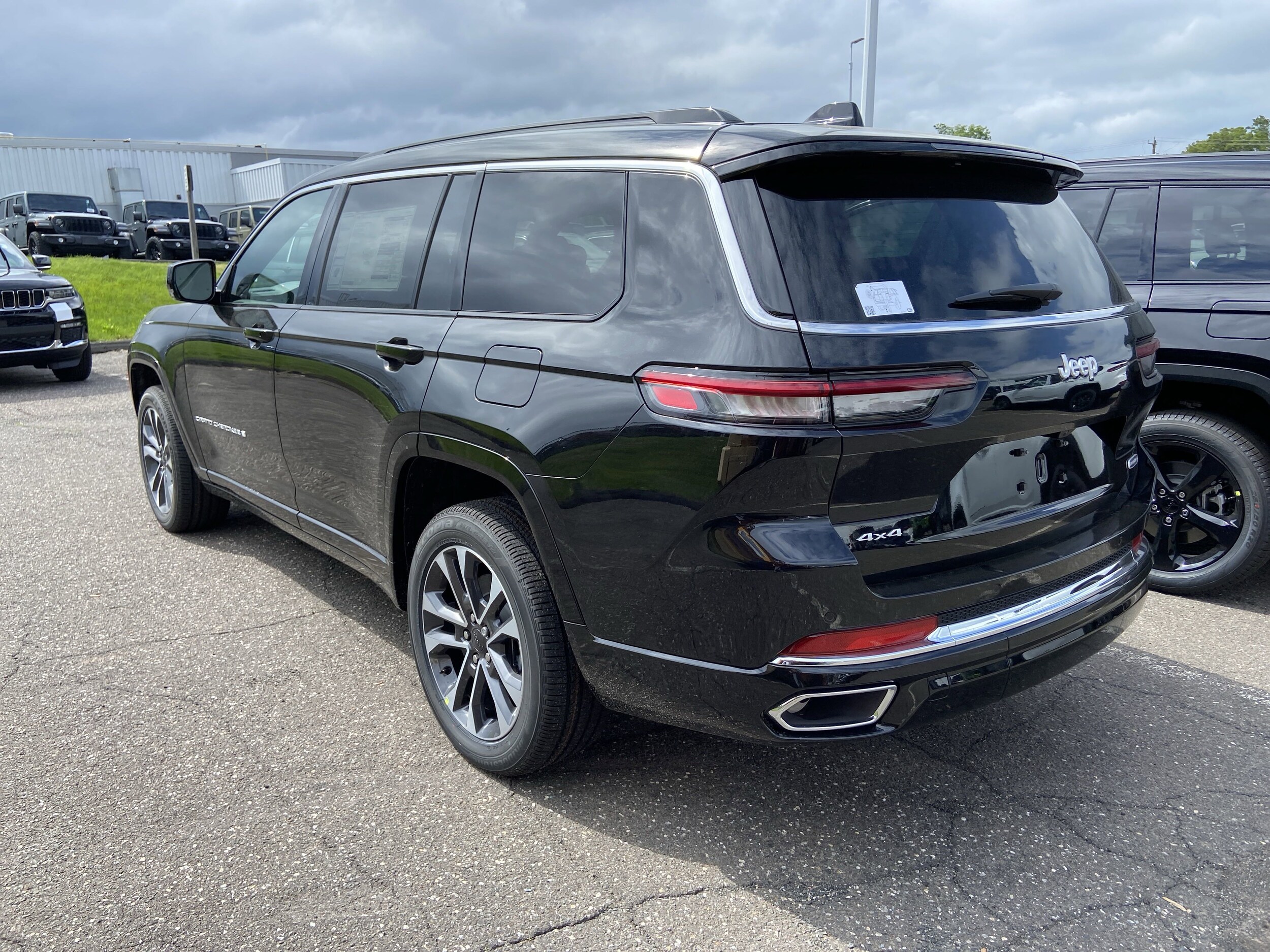 2025 Jeep Grand Cherokee Overland photo 4
