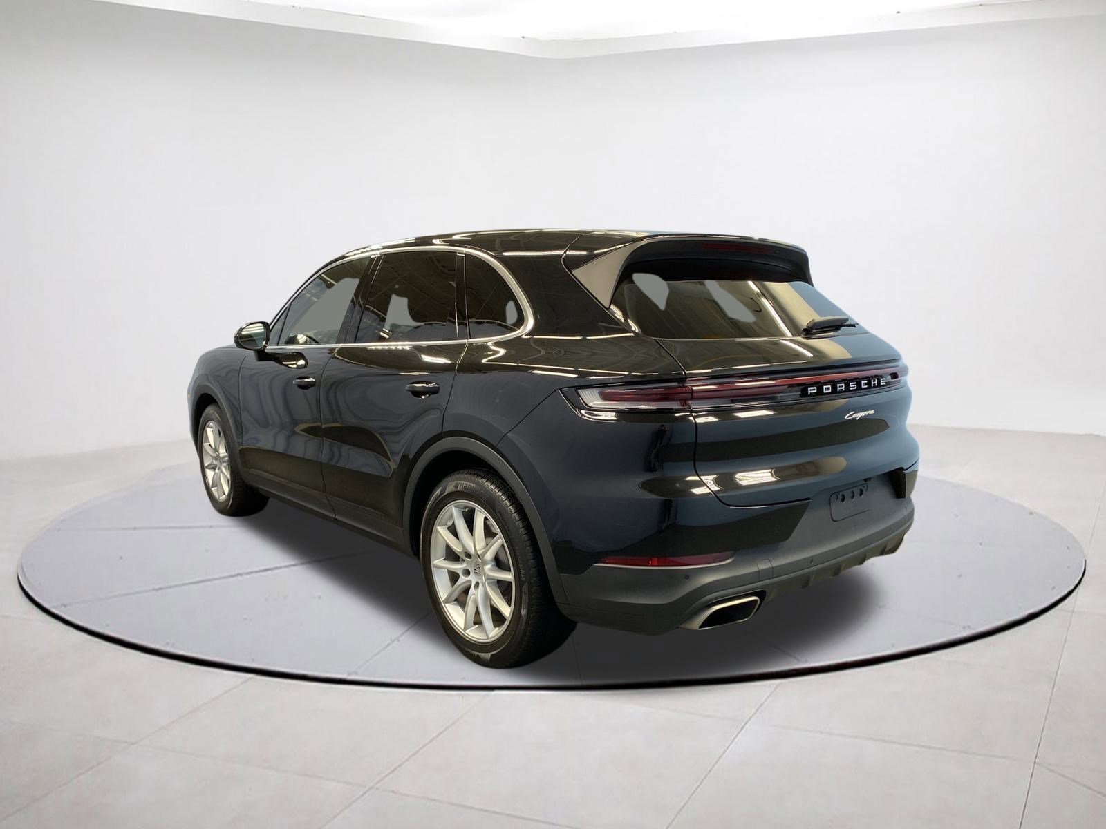 2024 Porsche Cayenne Base photo 4