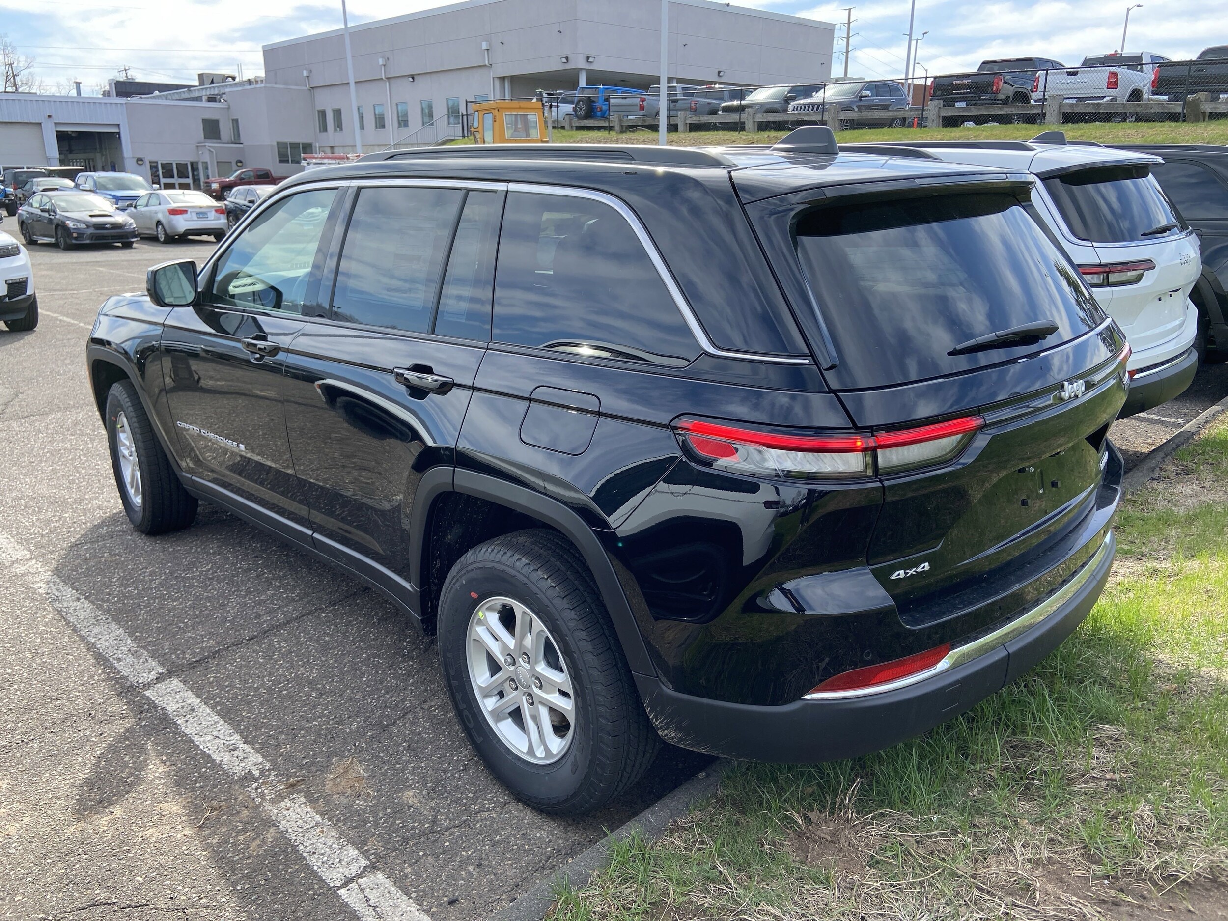 2025 Jeep Grand Cherokee Laredo photo 3