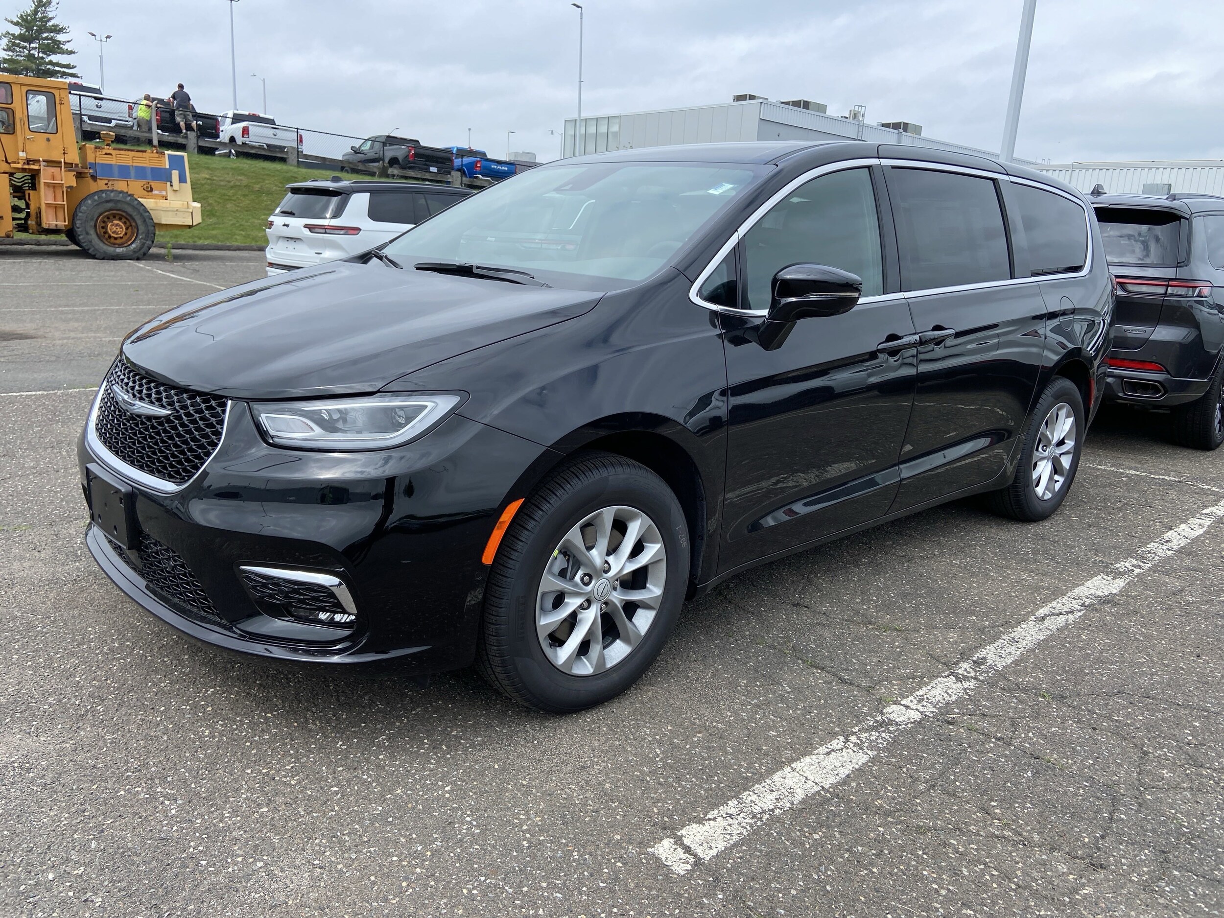 2025 Chrysler Pacifica photo 3
