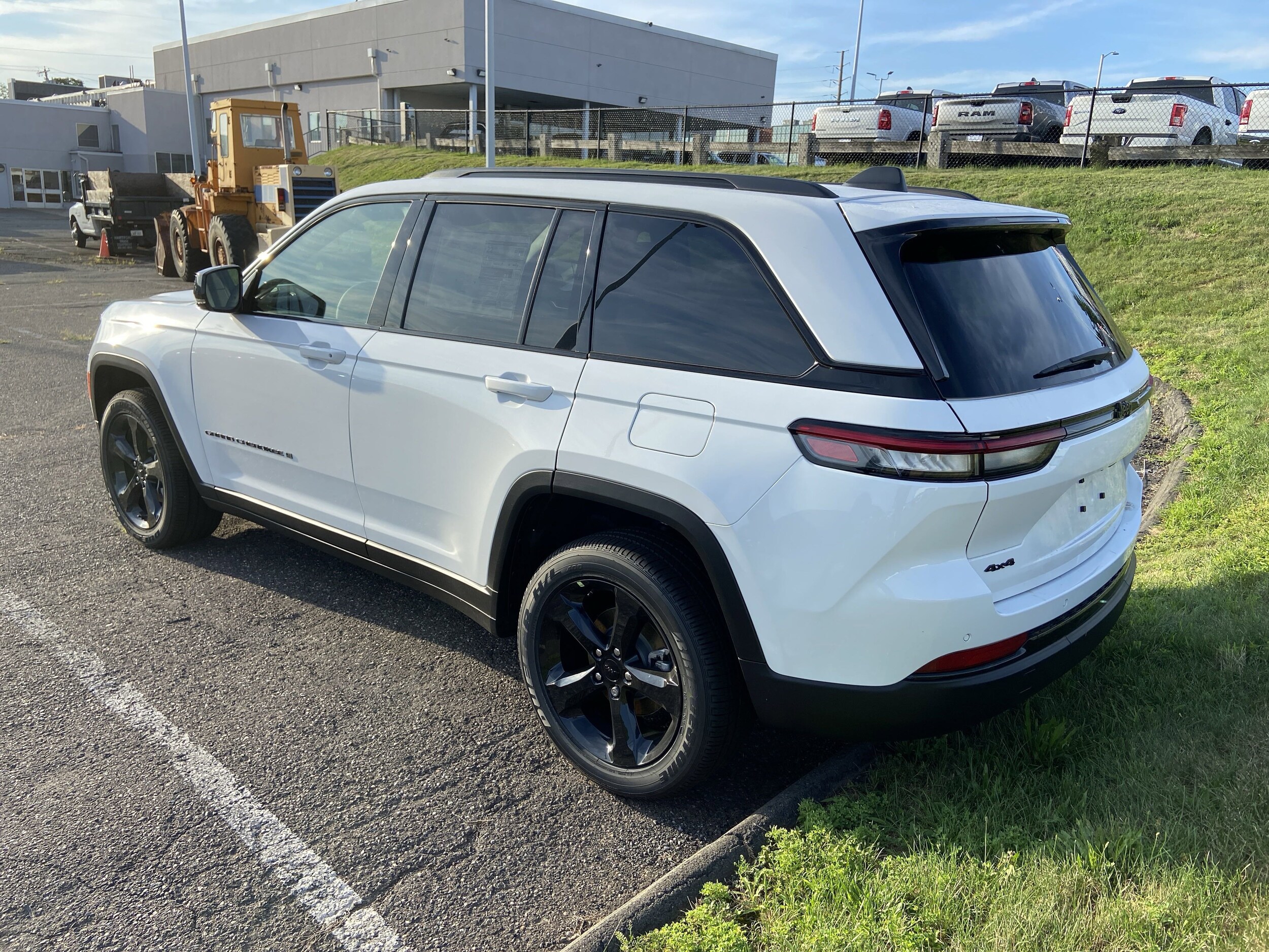 2025 Jeep Grand Cherokee Laredo photo 4
