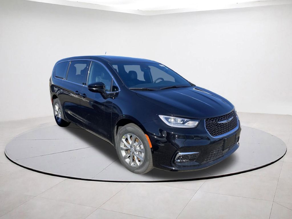 2026 Chrysler Pacifica Select AWD's photo