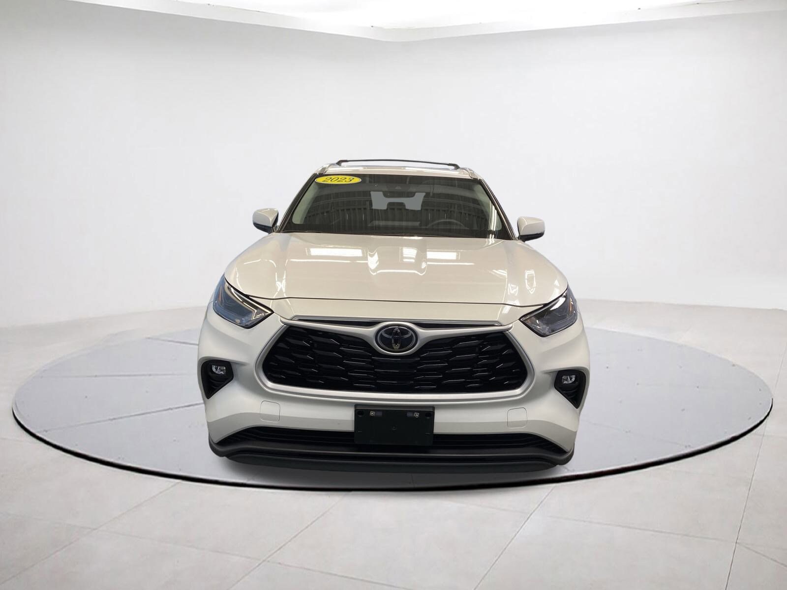 2023 Toyota Highlander XLE photo 2