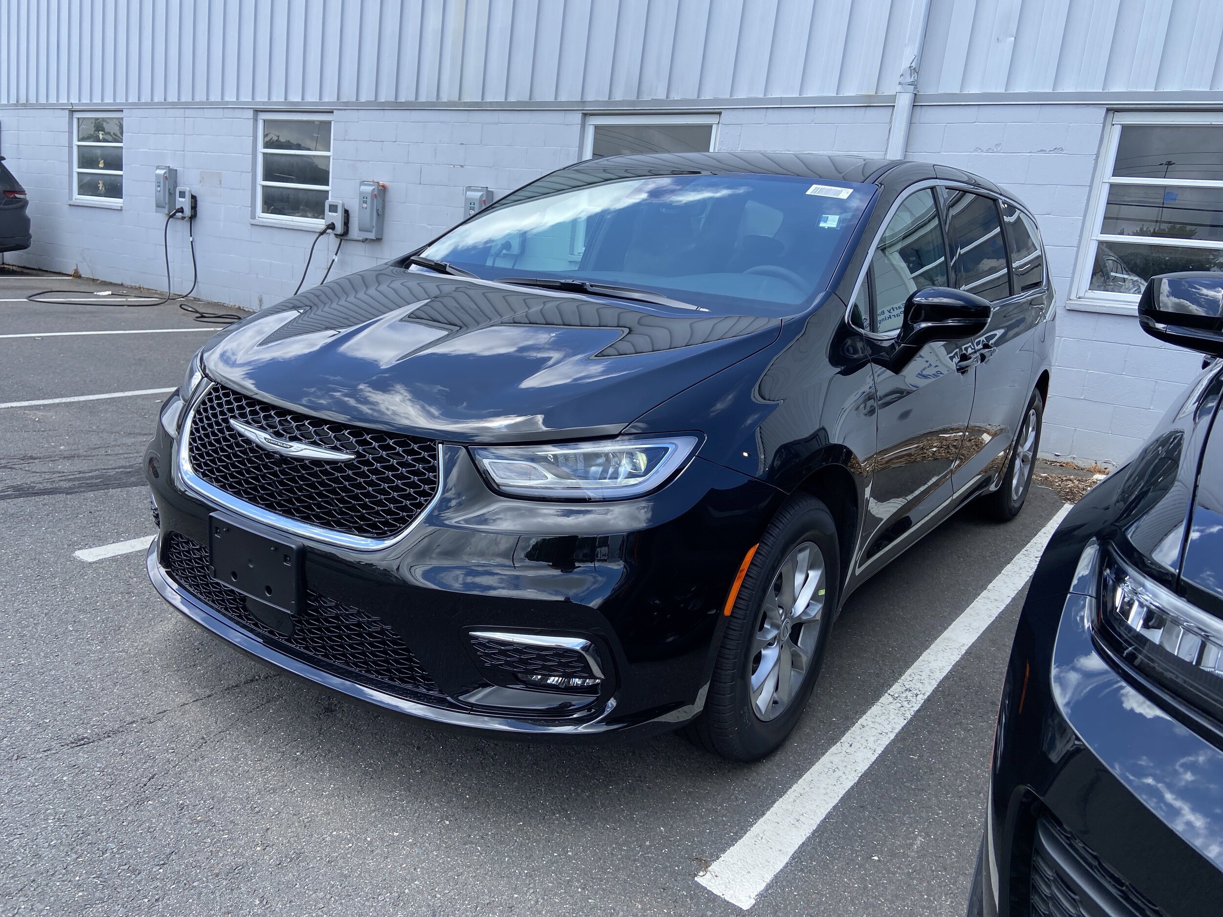 2025 Chrysler Pacifica photo 3