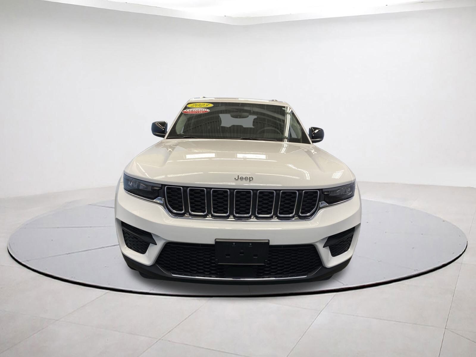 2023 Jeep Grand Cherokee Laredo photo 2