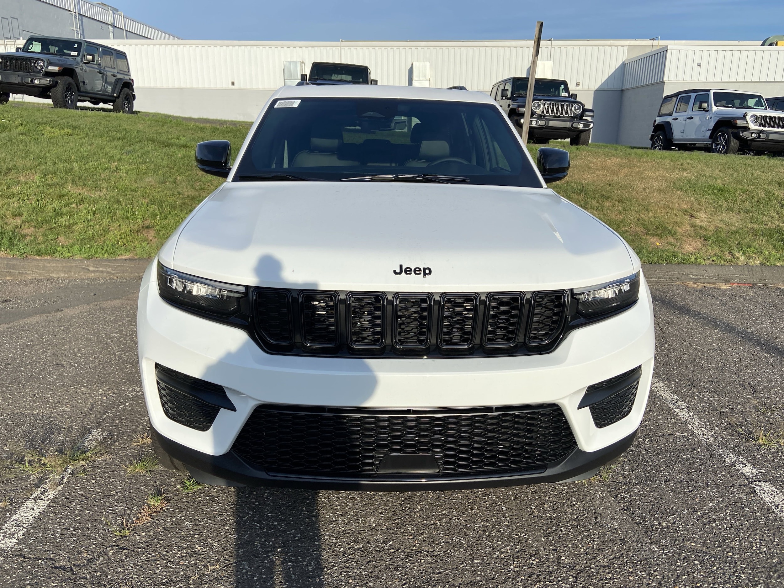 2025 Jeep Grand Cherokee Laredo photo 2