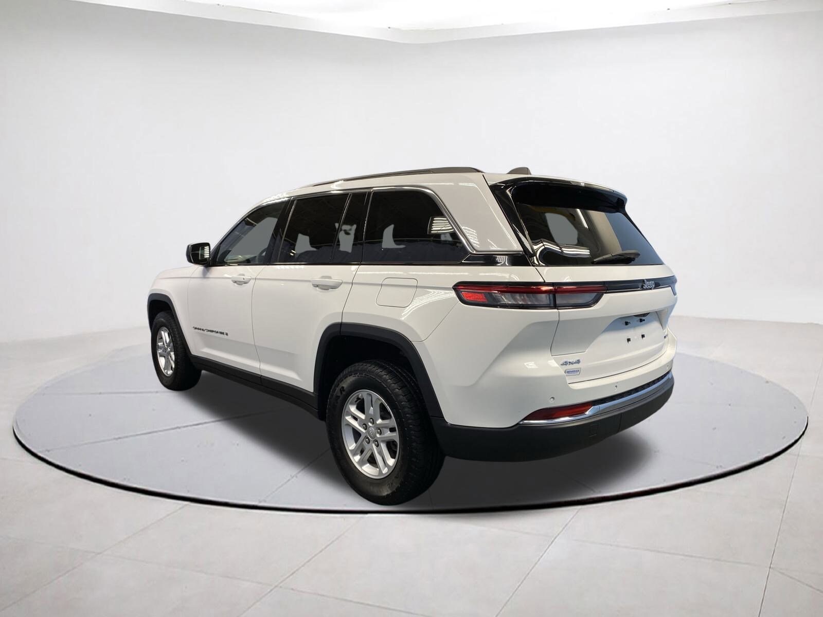 2023 Jeep Grand Cherokee Laredo photo 4