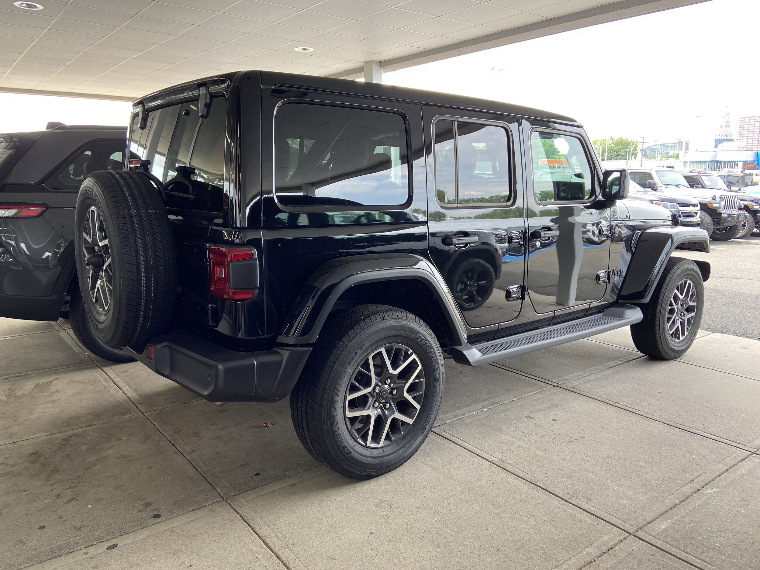 2025 Jeep Wrangler Sahara photo 4