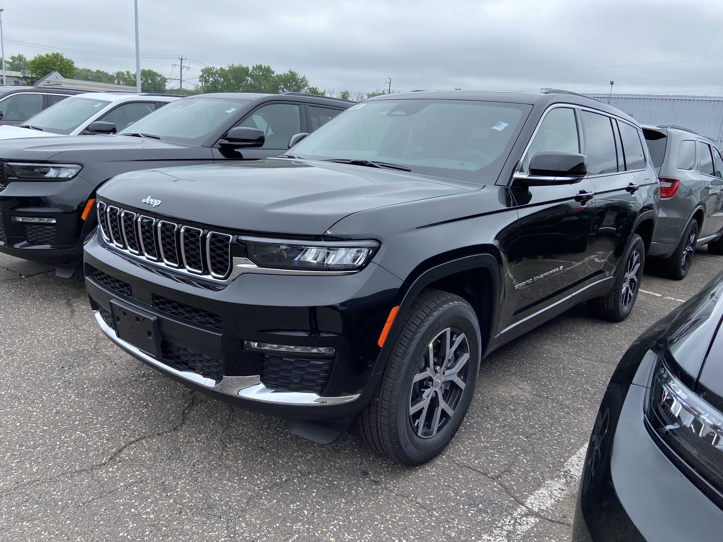 2025 Jeep Grand Cherokee Limited photo 3