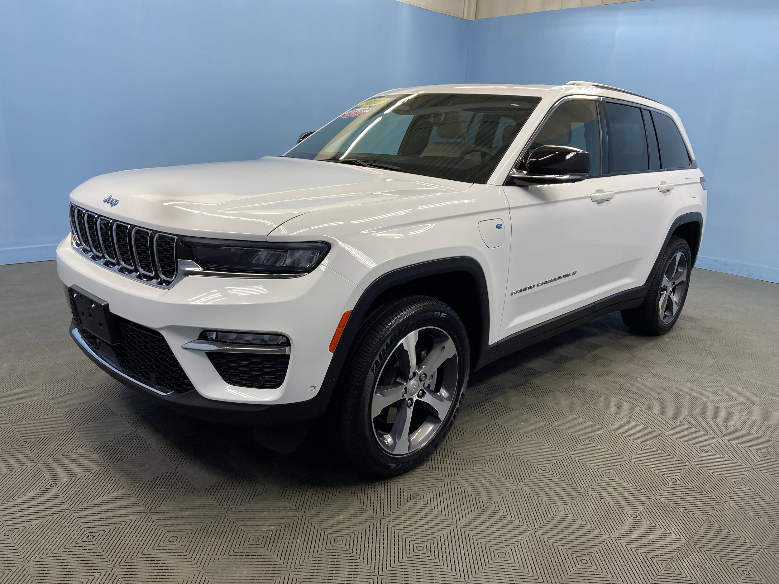 2023 Jeep Cherokee 4xe photo 2