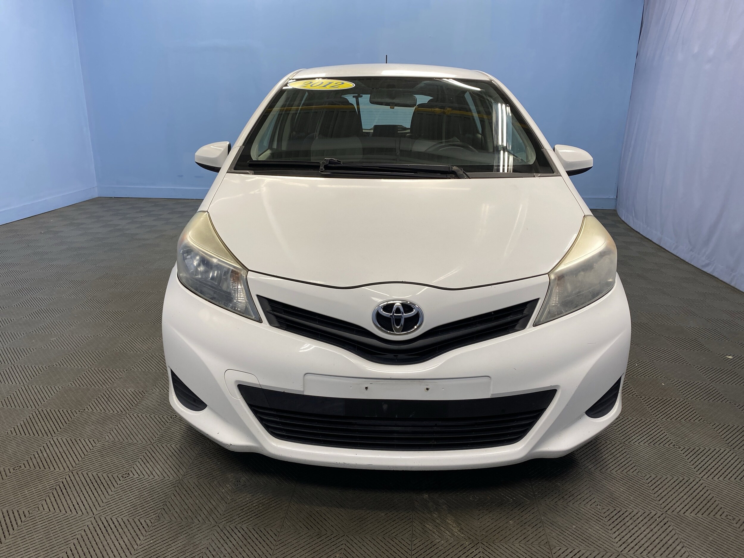 2012 Toyota Yaris photo 2