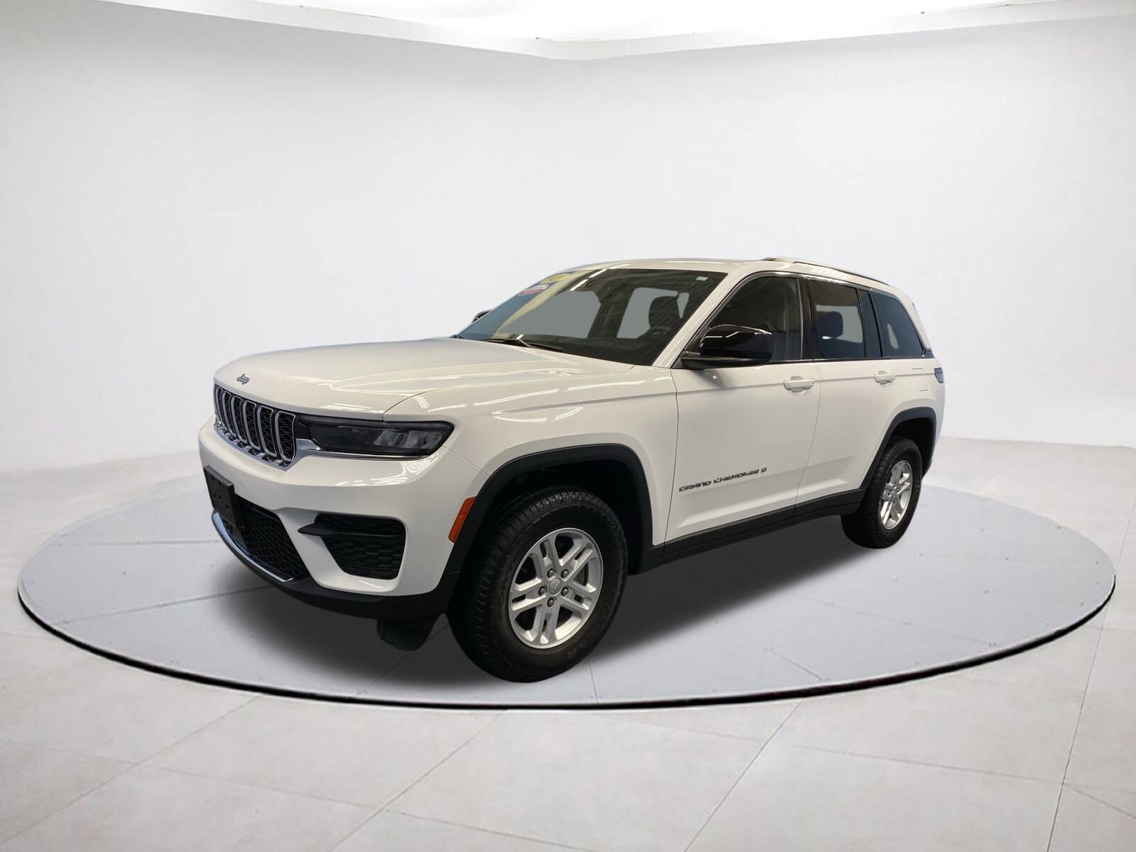 2023 Jeep Grand Cherokee Laredo photo 3