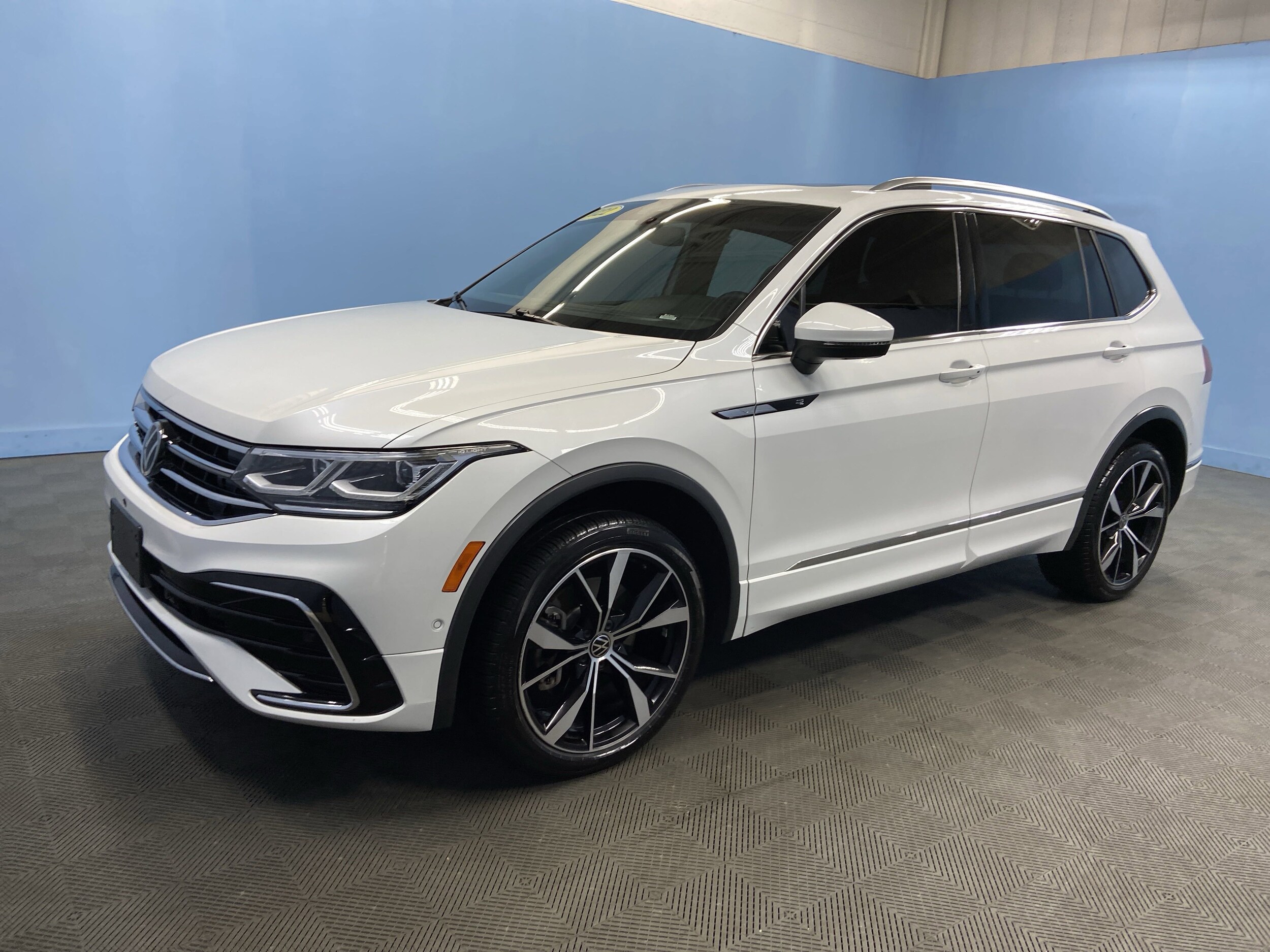2022 Volkswagen Tiguan SEL Premium R-Line photo 3