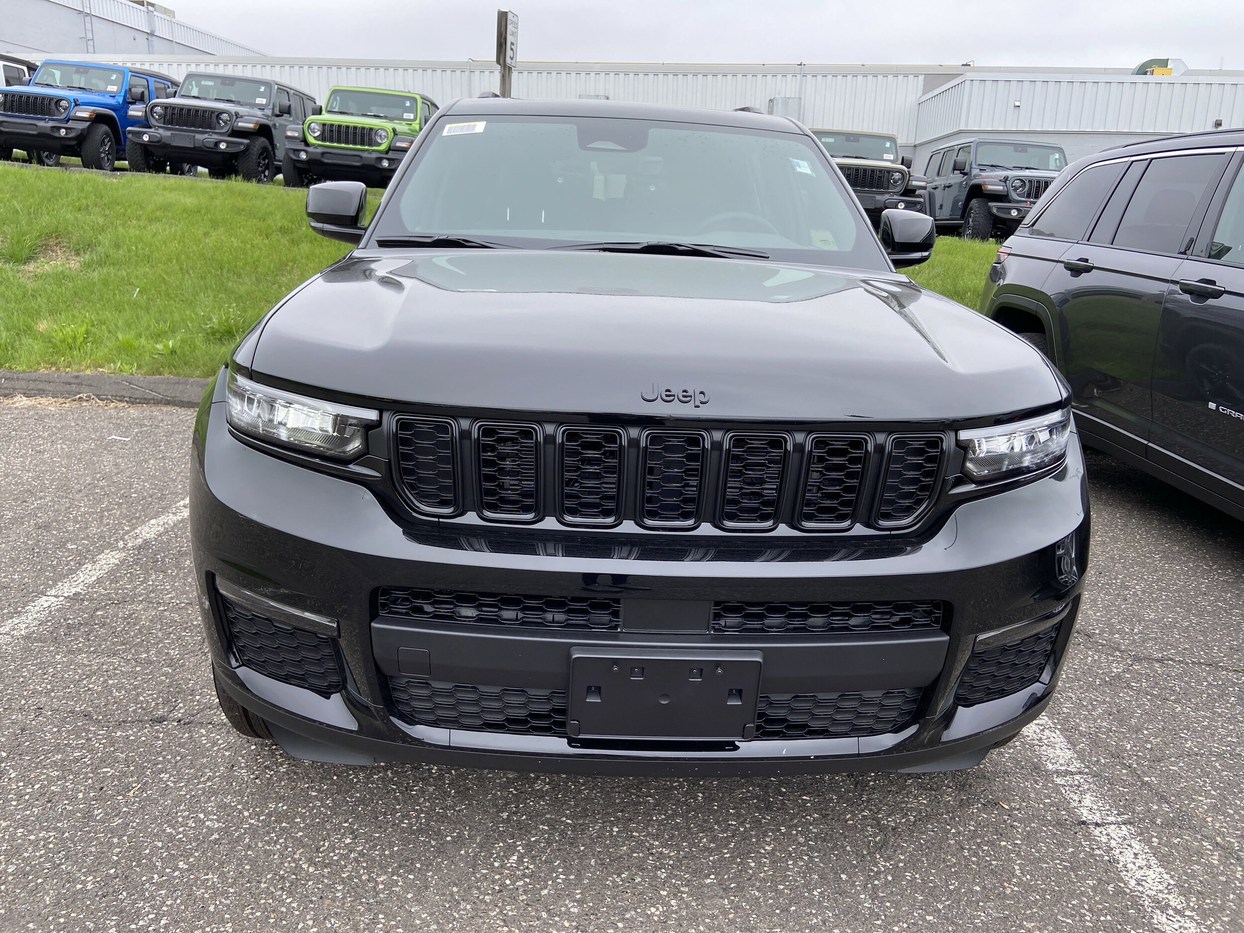 2025 Jeep Grand Cherokee Limited photo 2