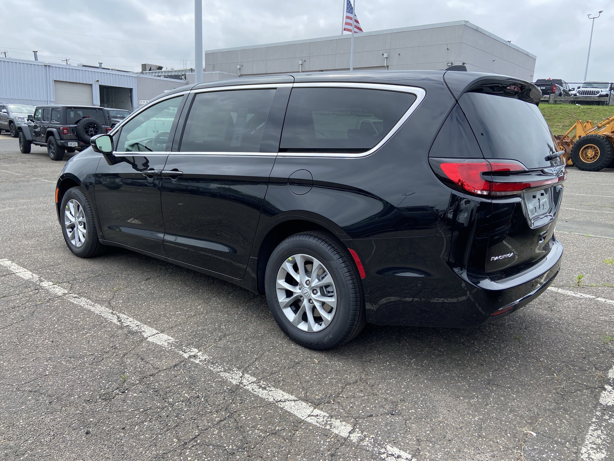 2025 Chrysler Pacifica photo 4