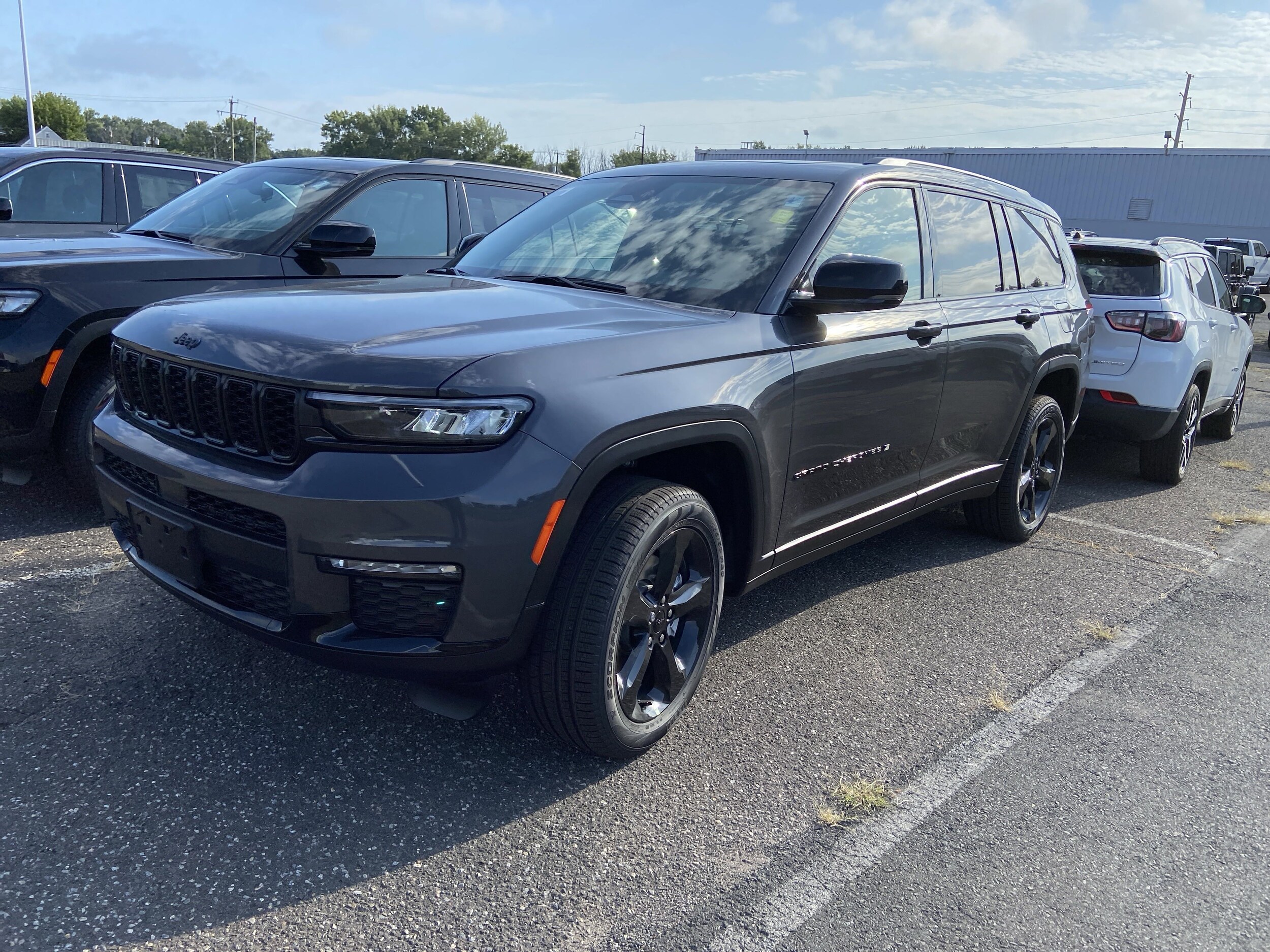 2025 Jeep Grand Cherokee Limited photo 2