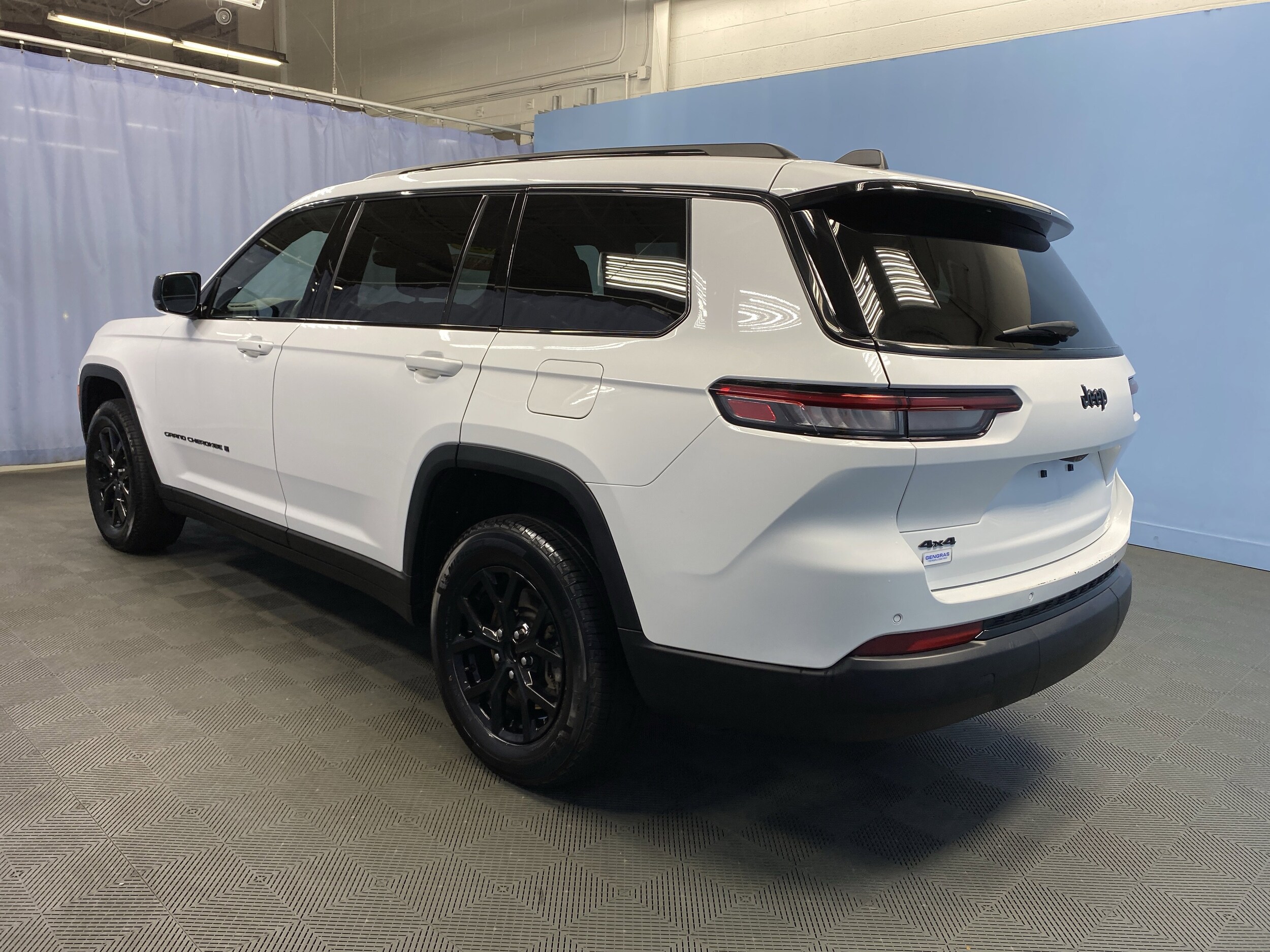 2024 Jeep Grand Cherokee Altitude photo 2
