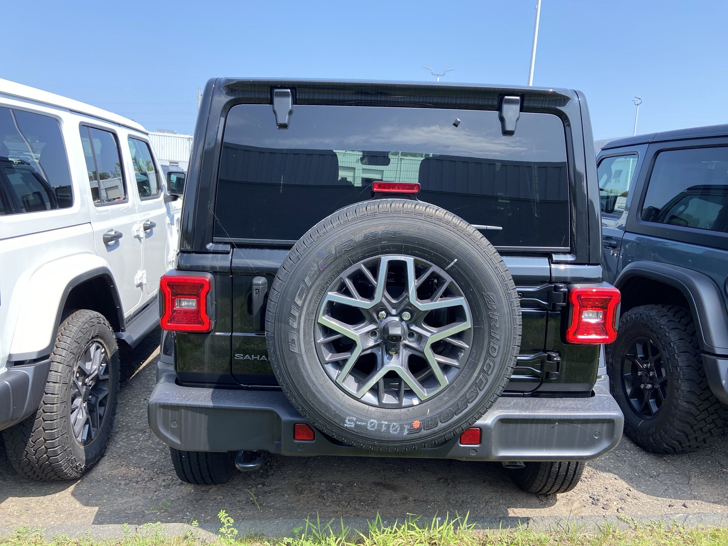 2025 Jeep Wrangler Sahara photo 4