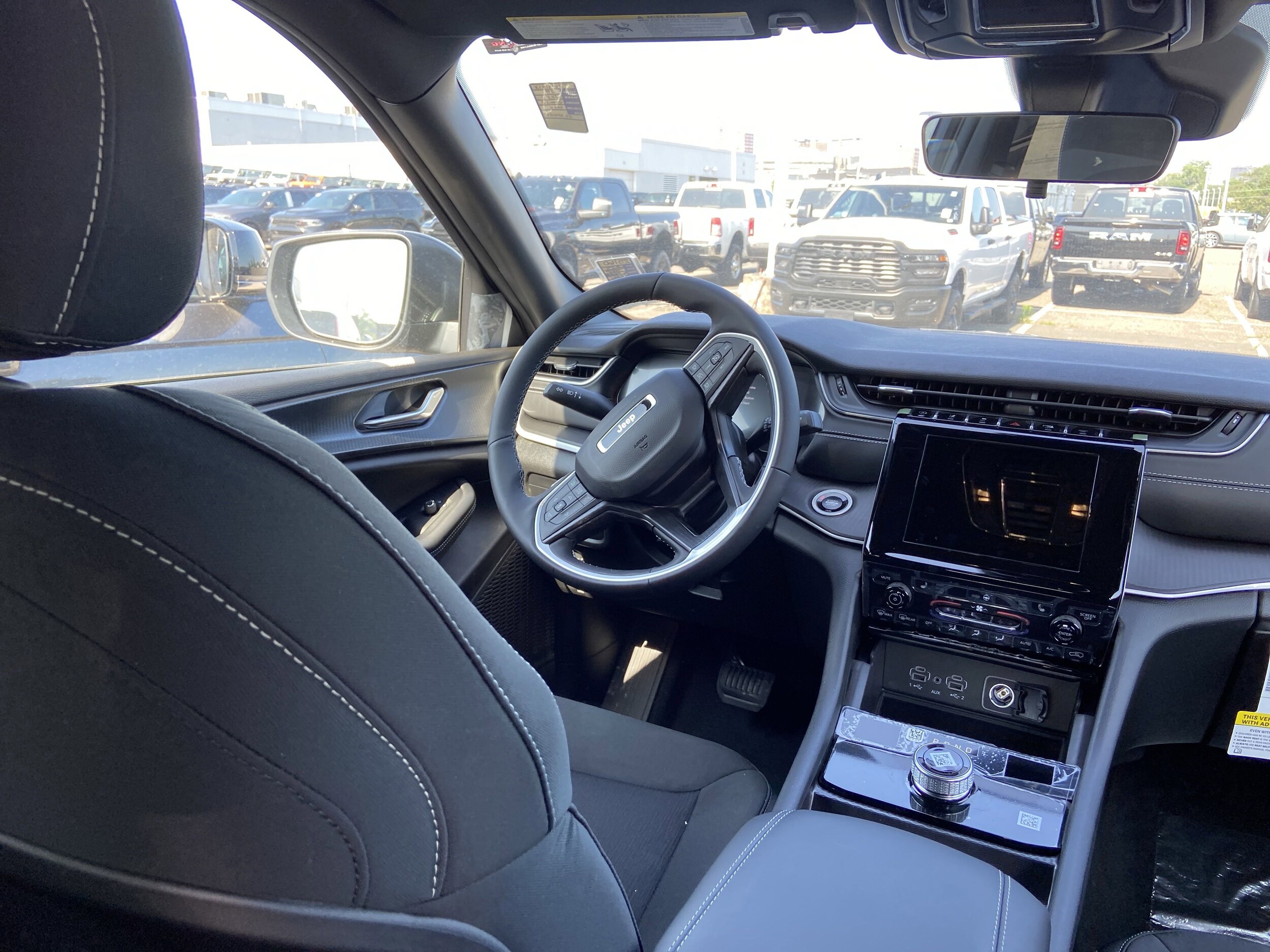 2025 Jeep Grand Cherokee Laredo photo 4