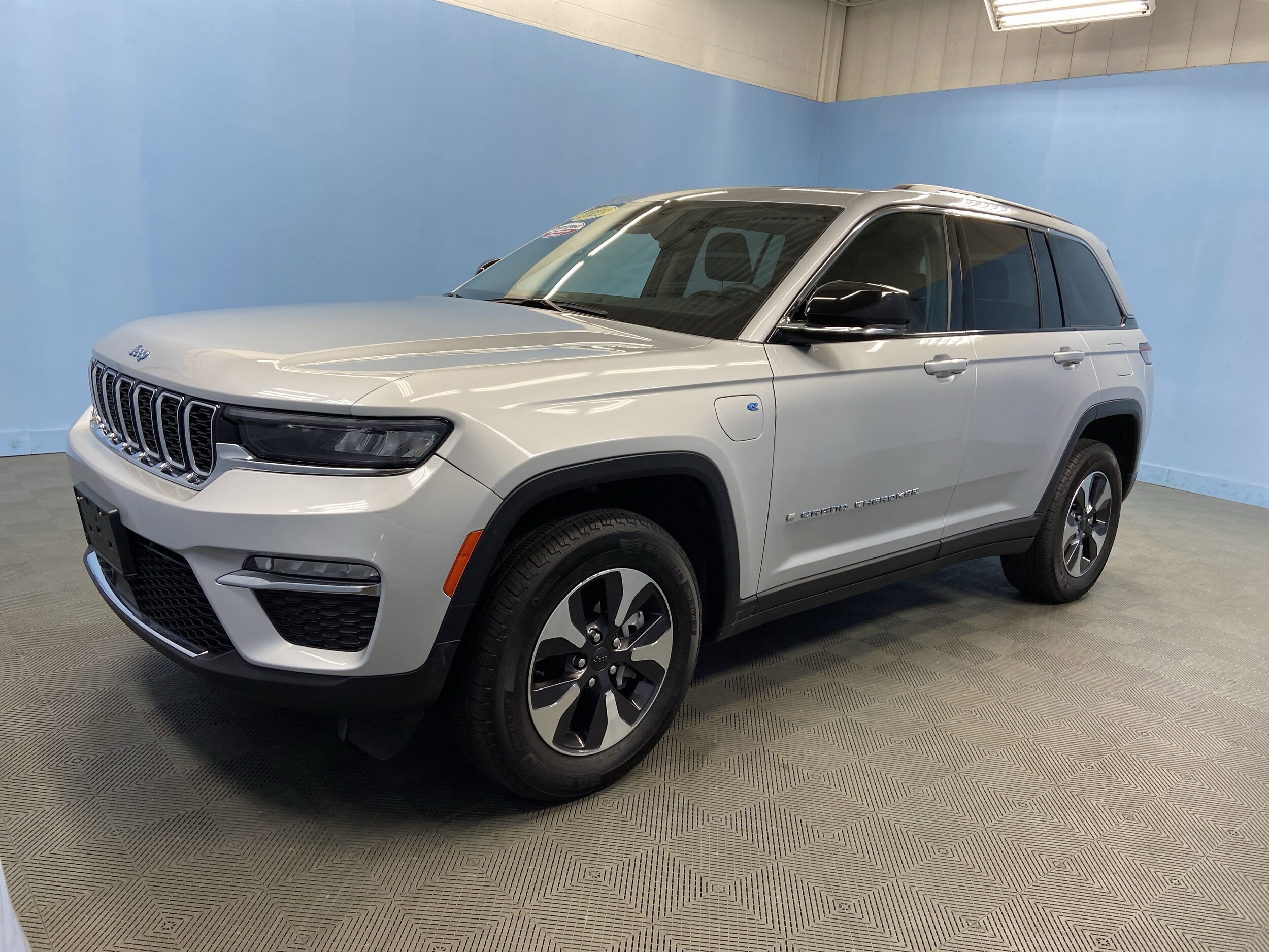 2023 Jeep Cherokee 4xe photo 2