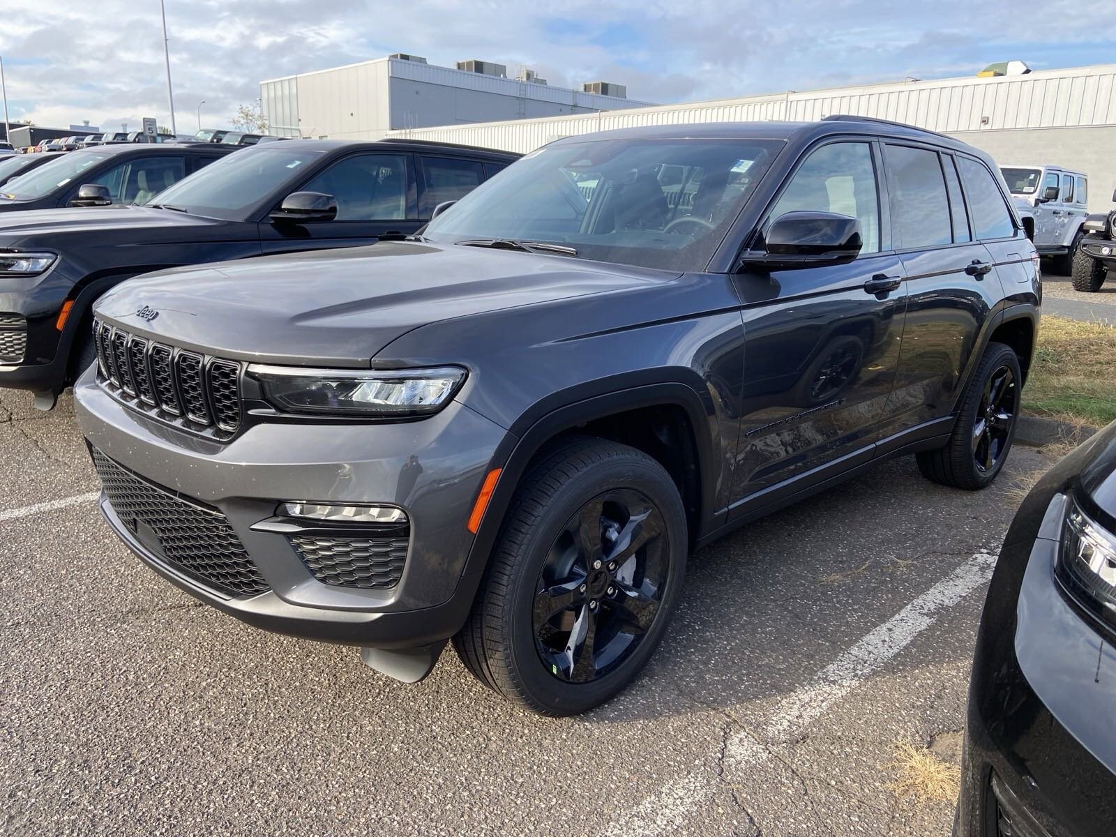 2025 Jeep Grand Cherokee Limited photo 3