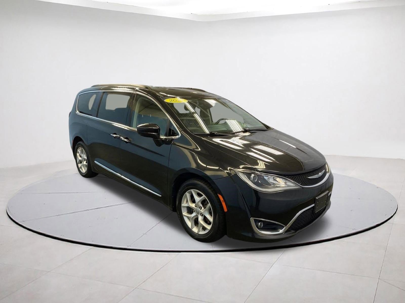 2017 Chrysler Pacifica Touring-L's photo