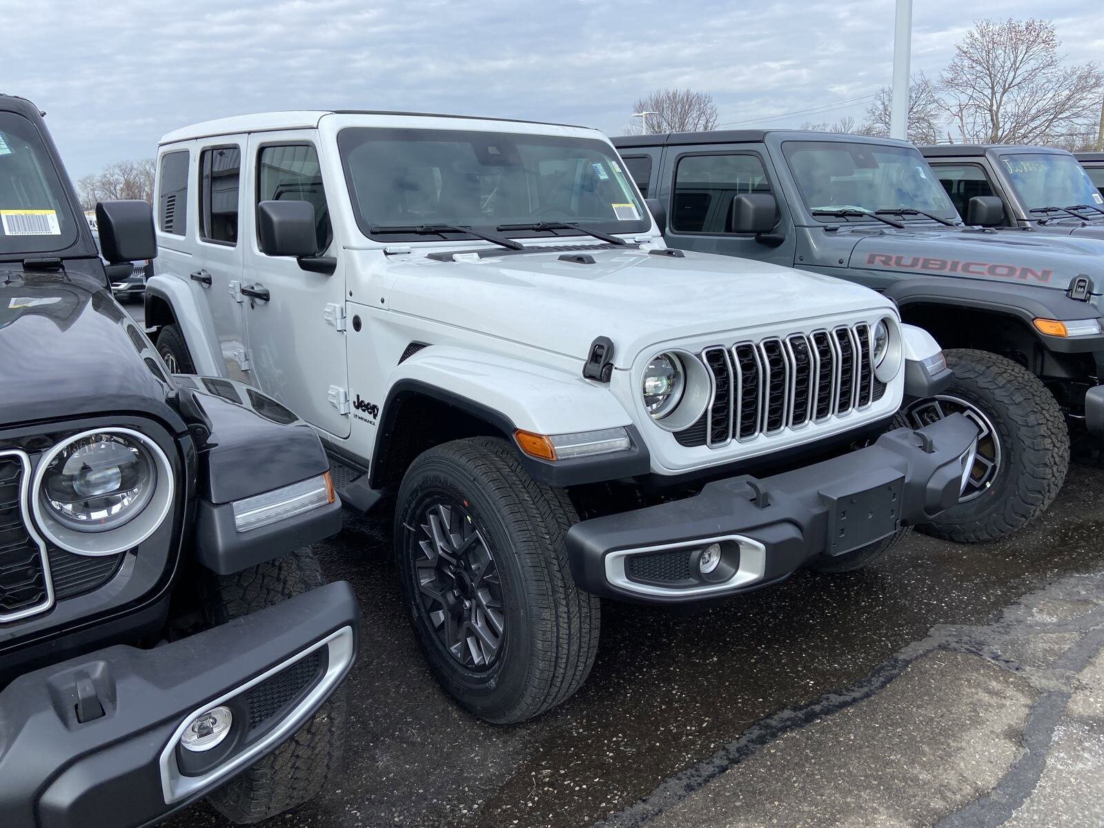 2025 Jeep Wrangler Sahara photo 4