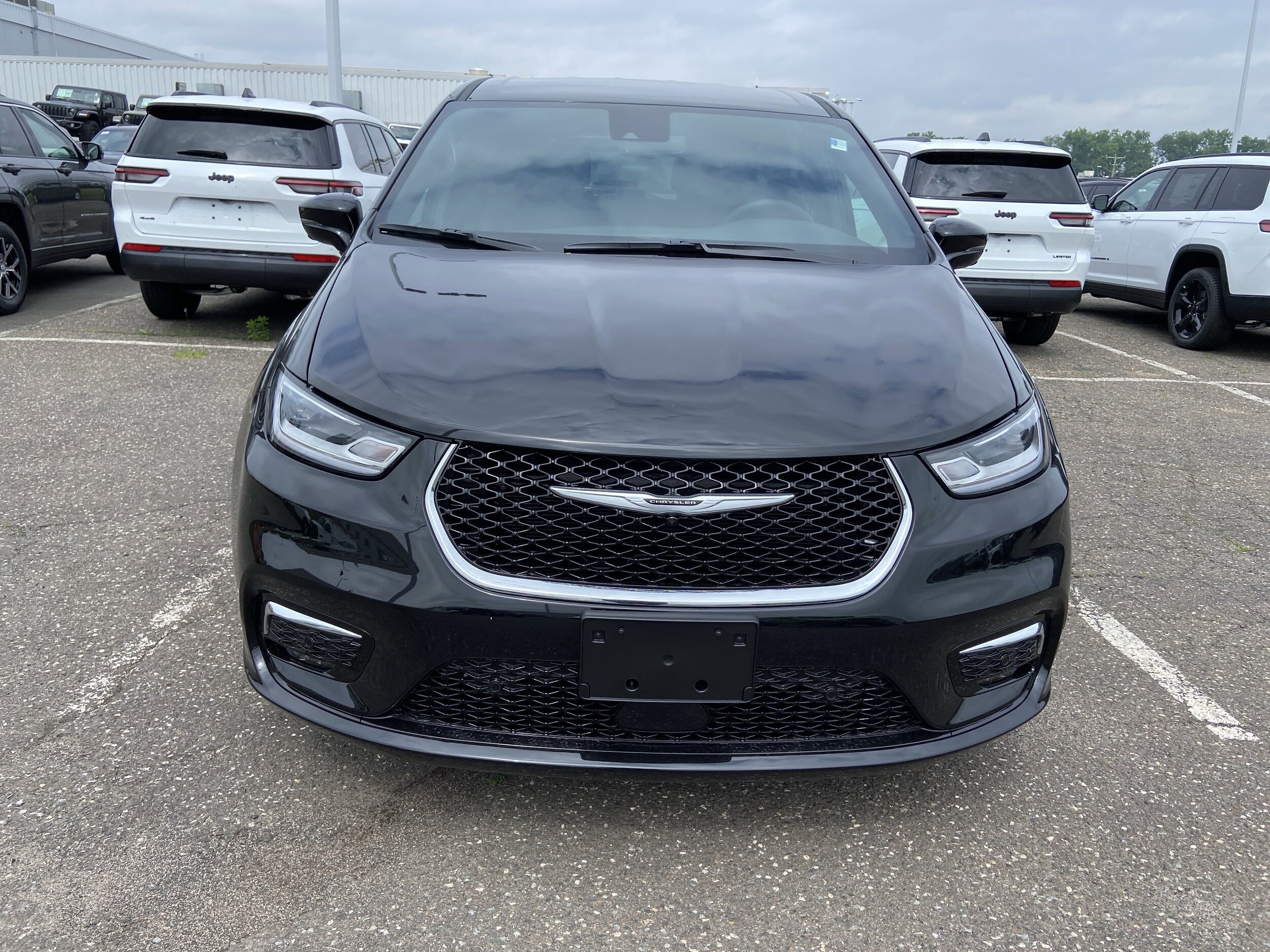 2025 Chrysler Pacifica photo 2