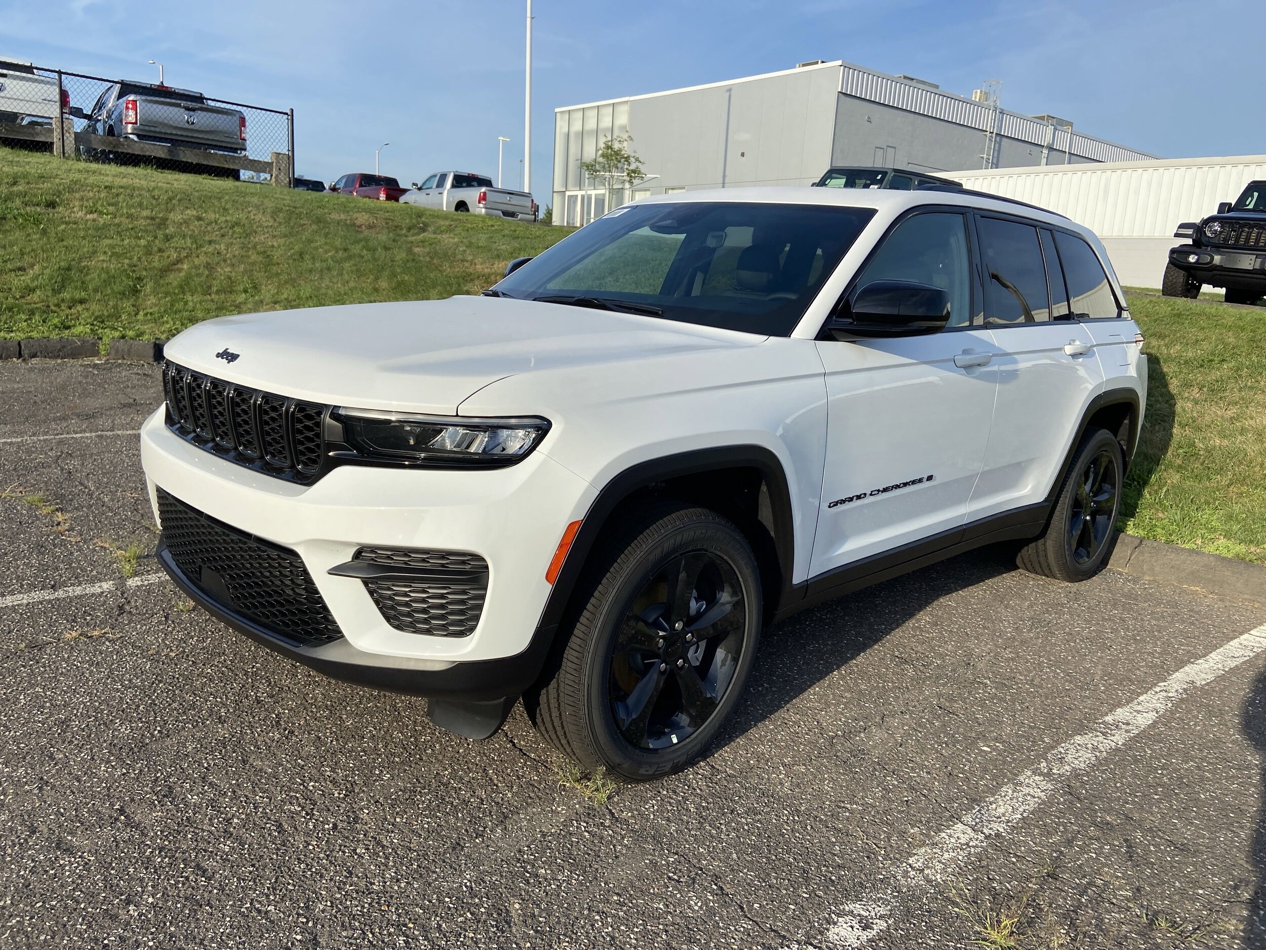 2025 Jeep Grand Cherokee Laredo photo 3