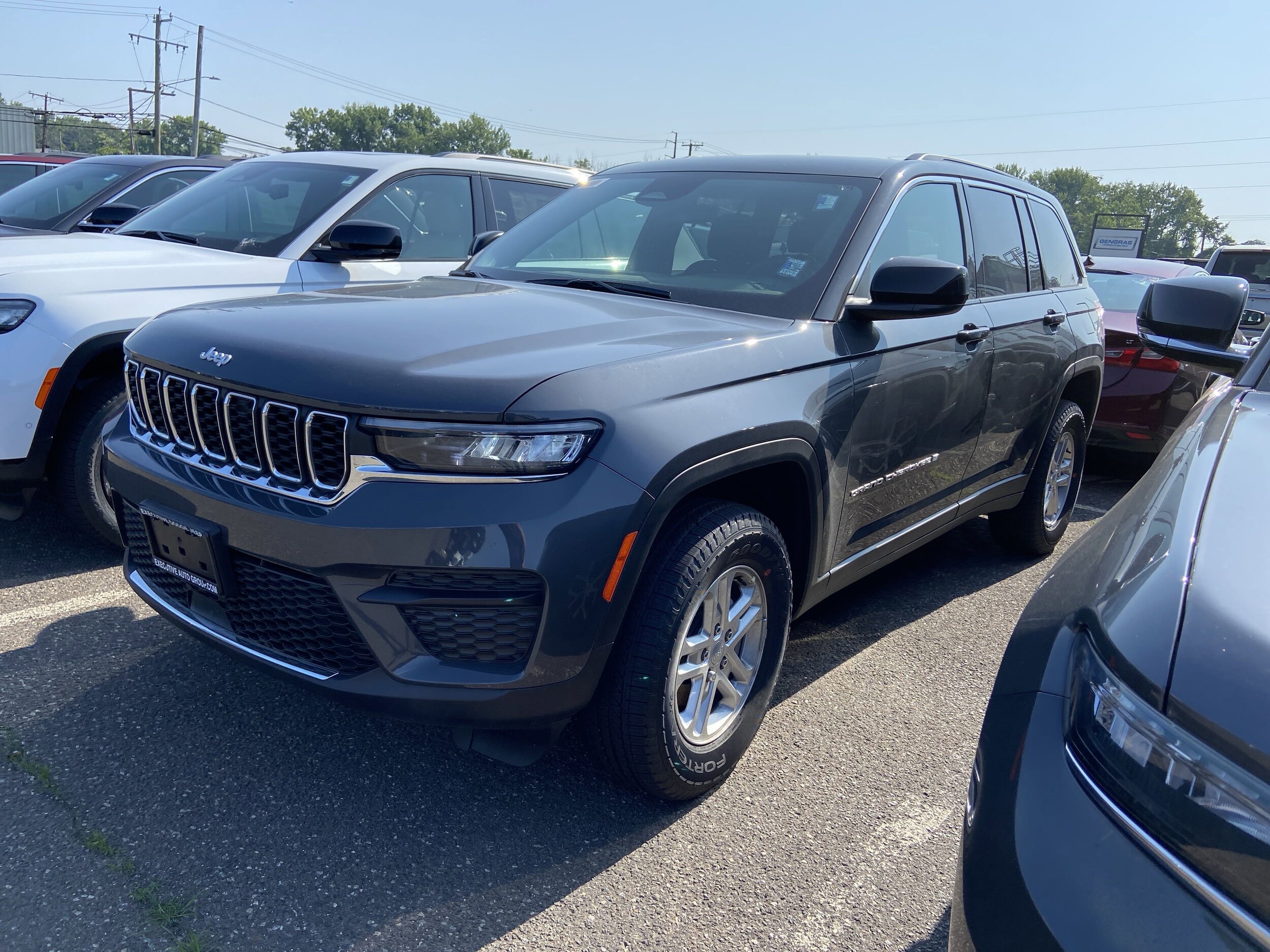 2025 Jeep Grand Cherokee Laredo photo 2