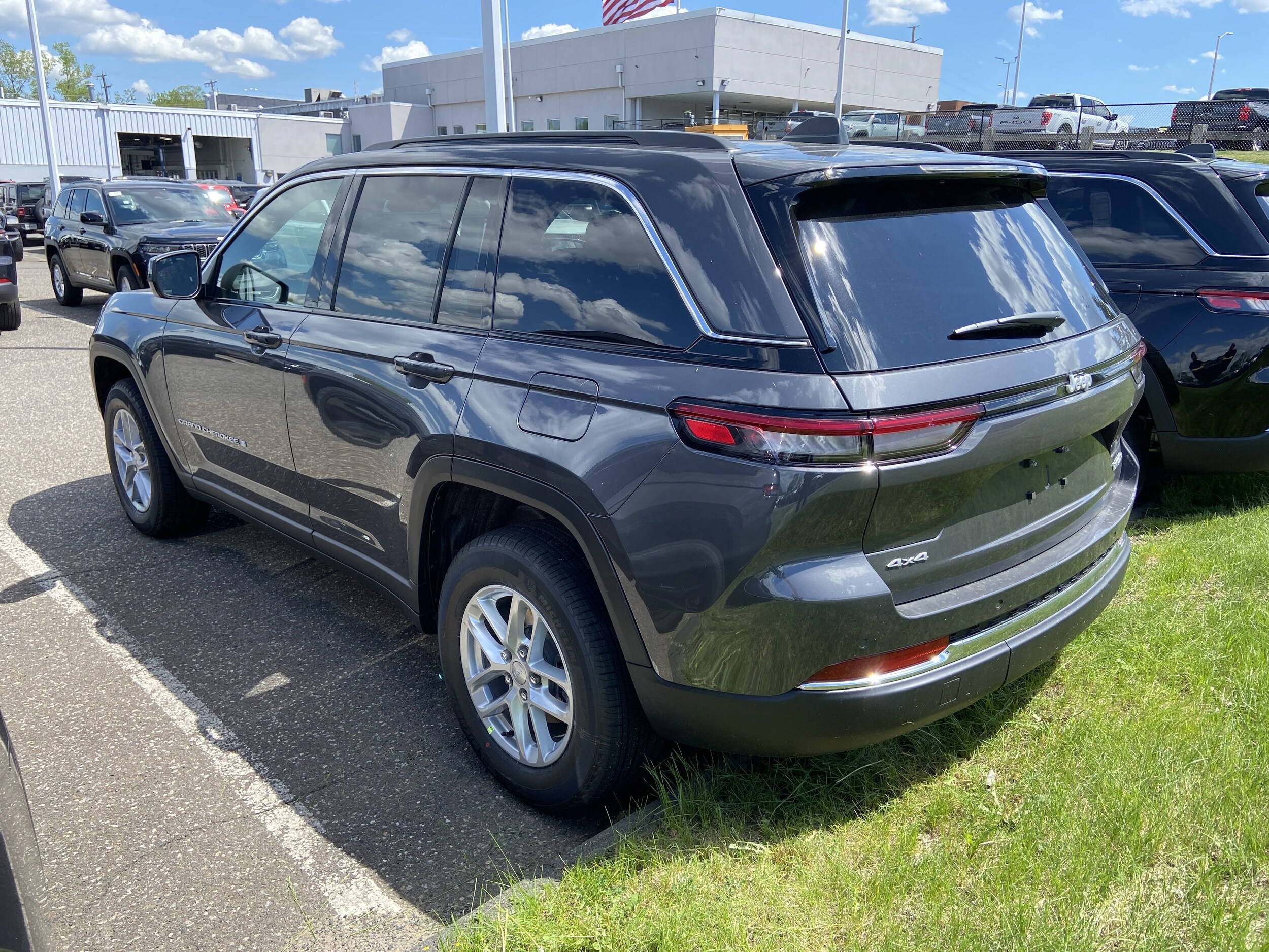 2025 Jeep Grand Cherokee Laredo X photo 3