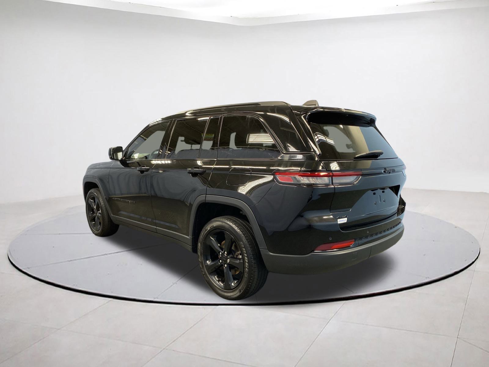 2023 Jeep Grand Cherokee Altitude photo 4