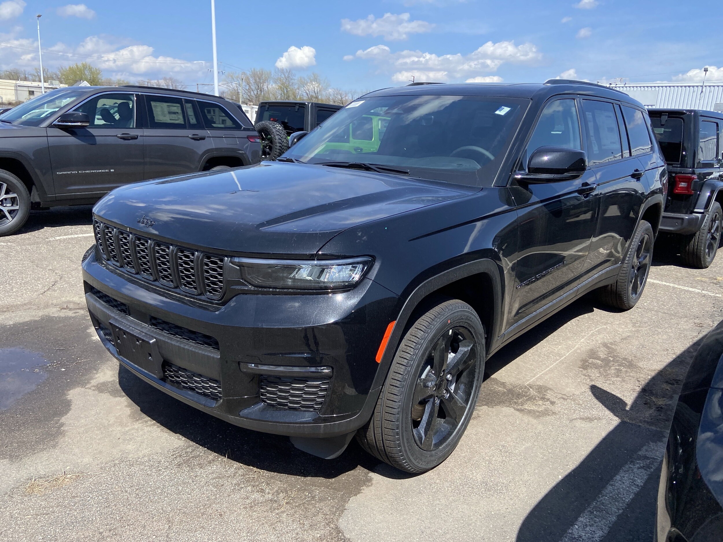 2025 Jeep Grand Cherokee Limited photo 3