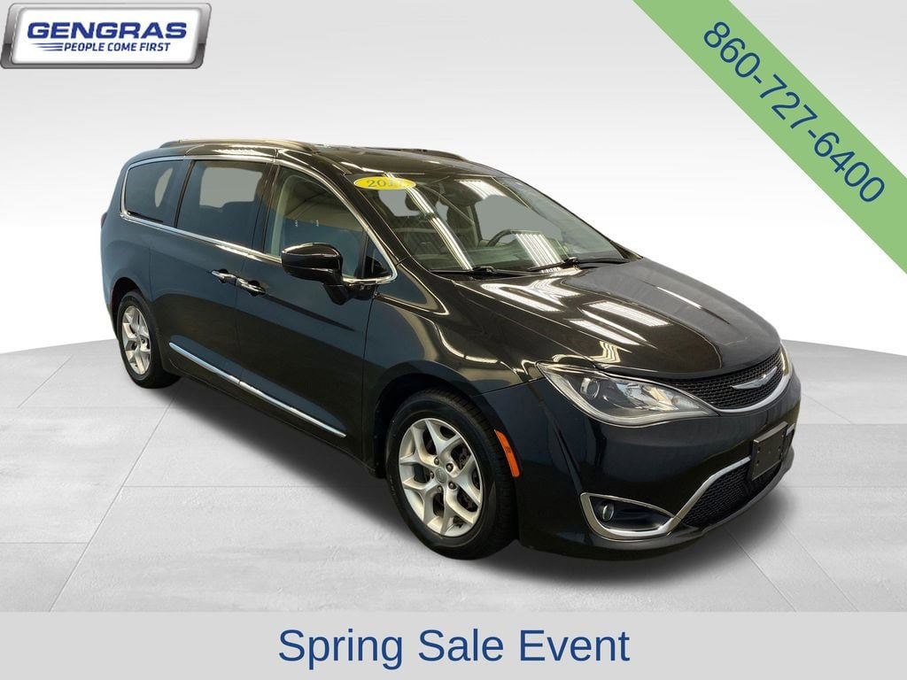 2017 Chrysler Pacifica Touring-L's photo