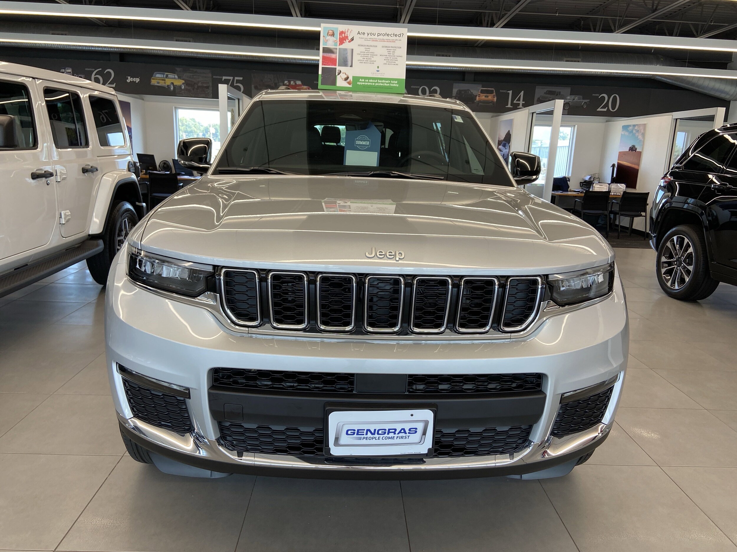 2025 Jeep Grand Cherokee Limited photo 2