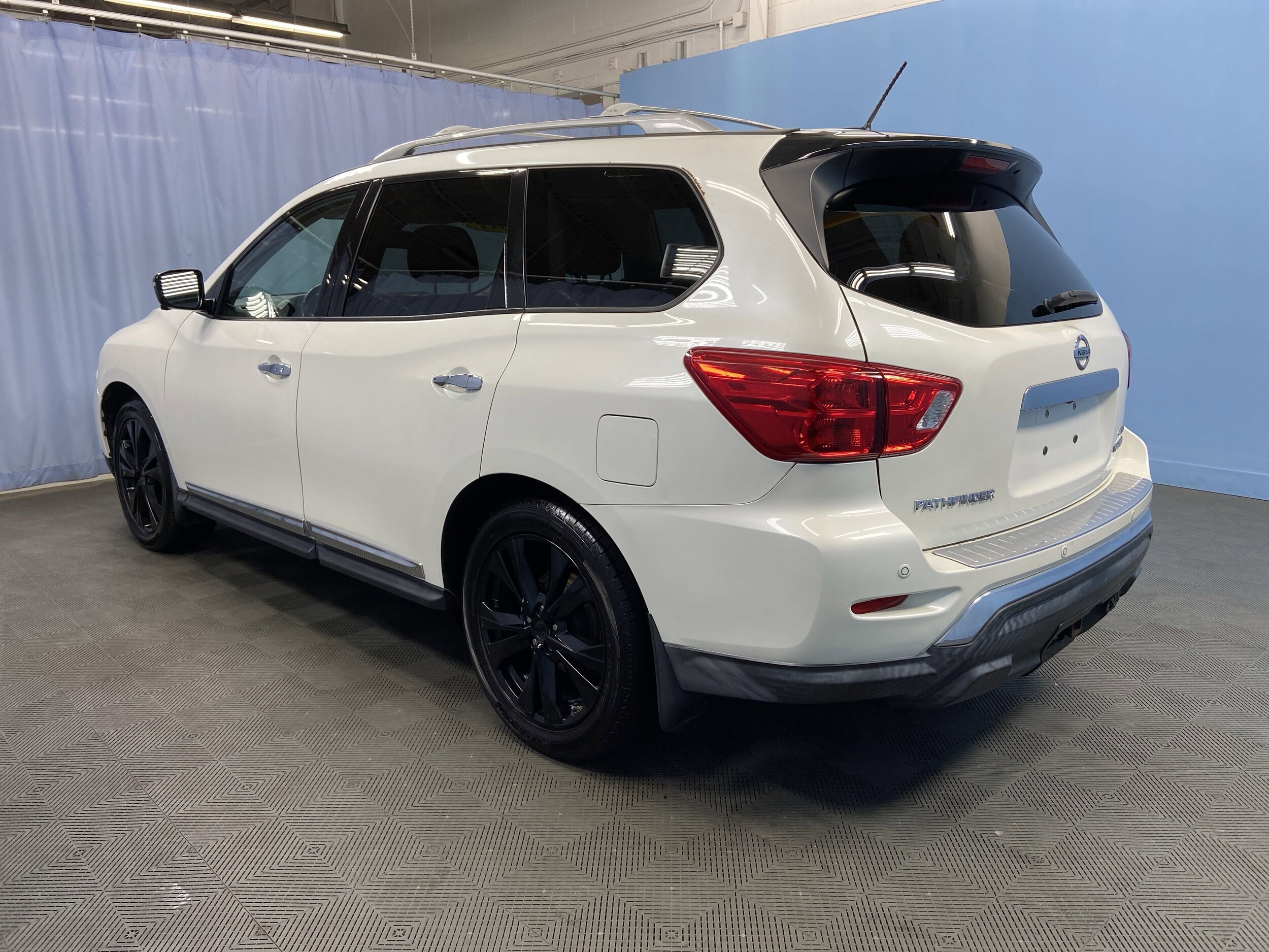 2017 Nissan Pathfinder 4x4 Platinum photo 2