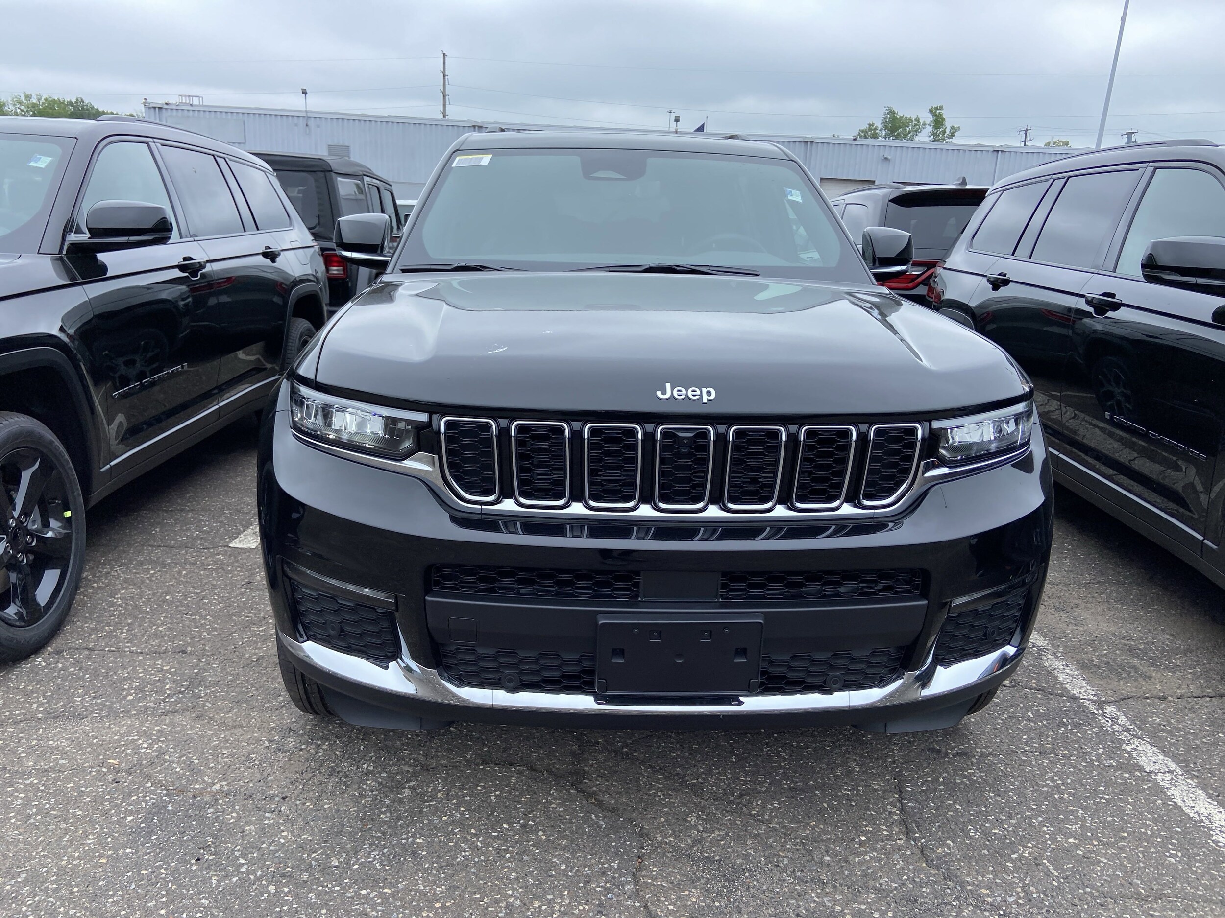 2025 Jeep Grand Cherokee Limited photo 2