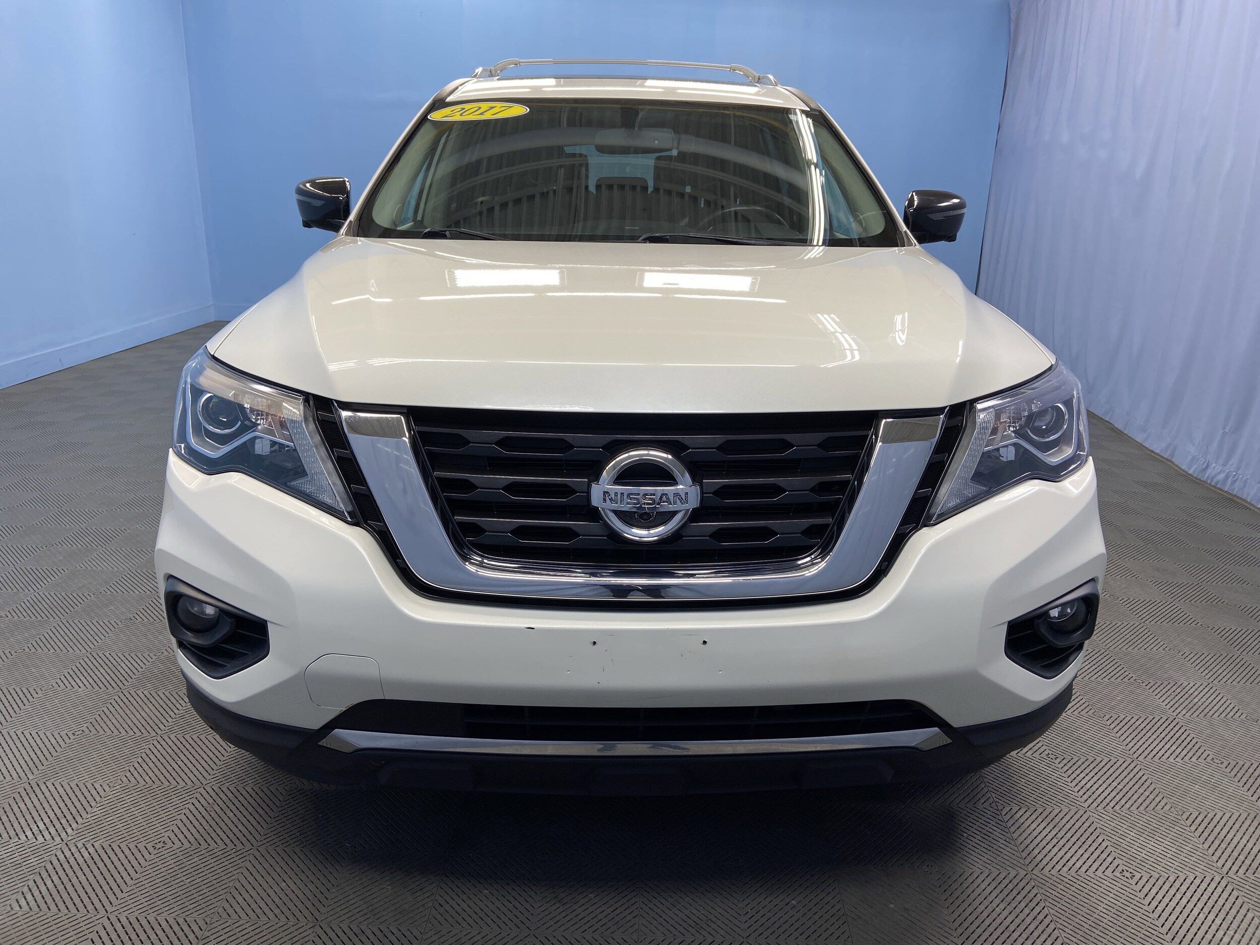 2017 Nissan Pathfinder 4x4 Platinum photo 2