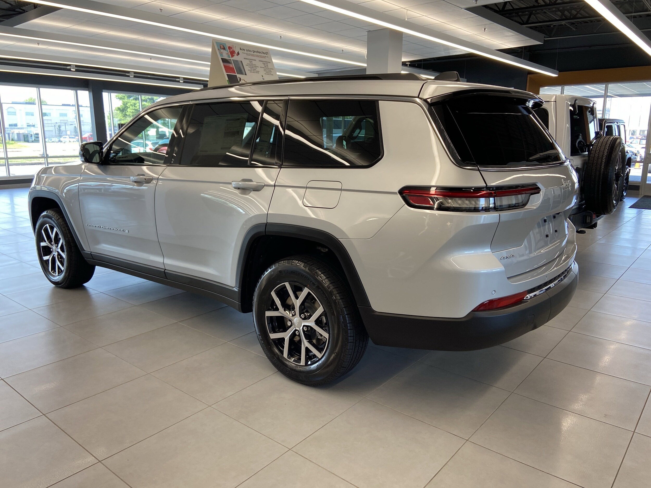2025 Jeep Grand Cherokee Limited photo 4