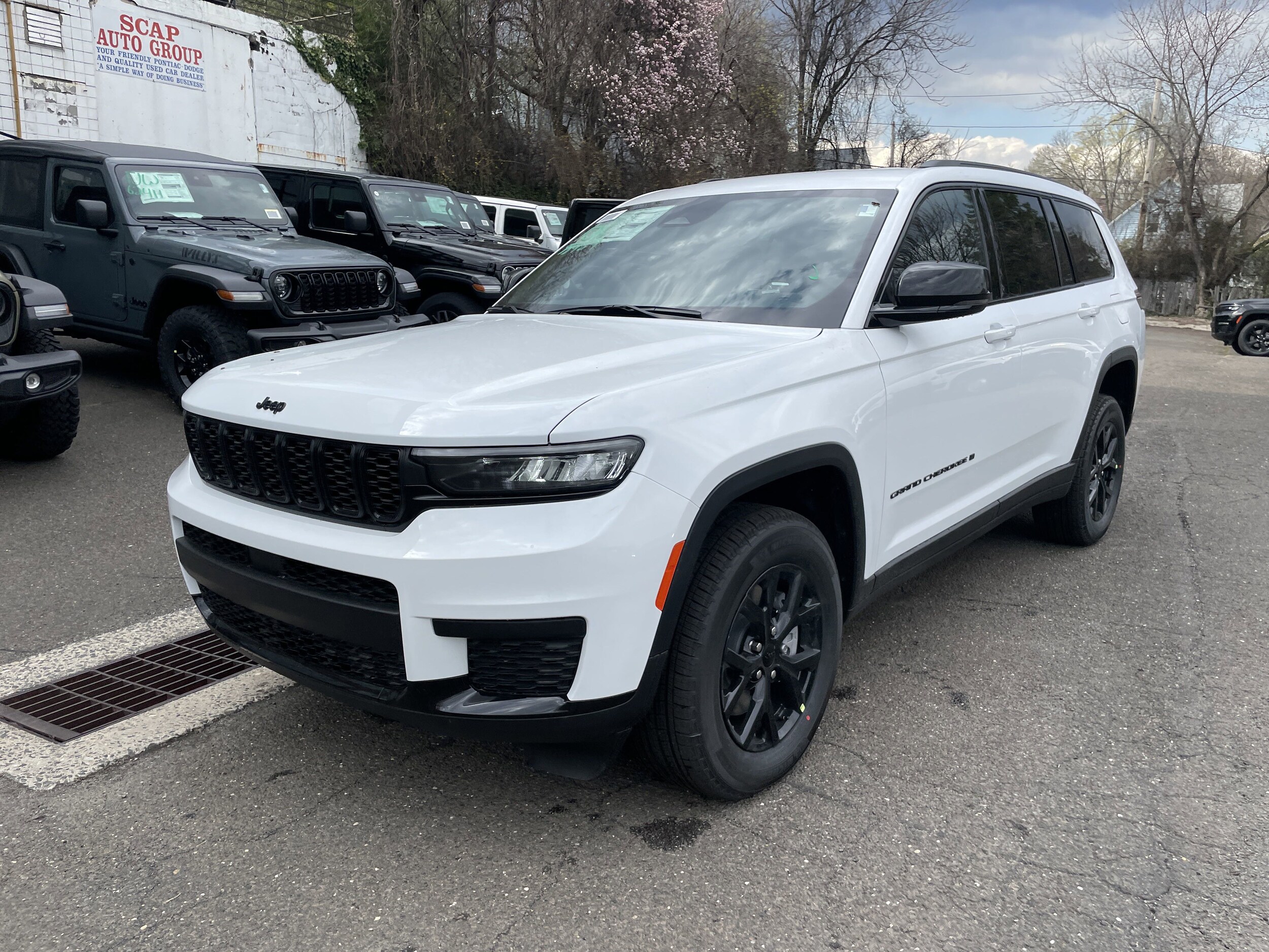 2025 Jeep Grand Cherokee Altitude photo 2