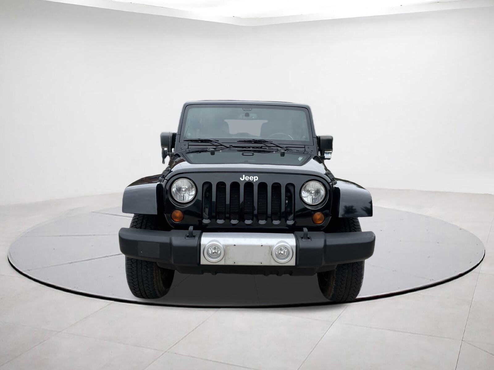 2013 Jeep Wrangler Unlimited Sahara photo 2