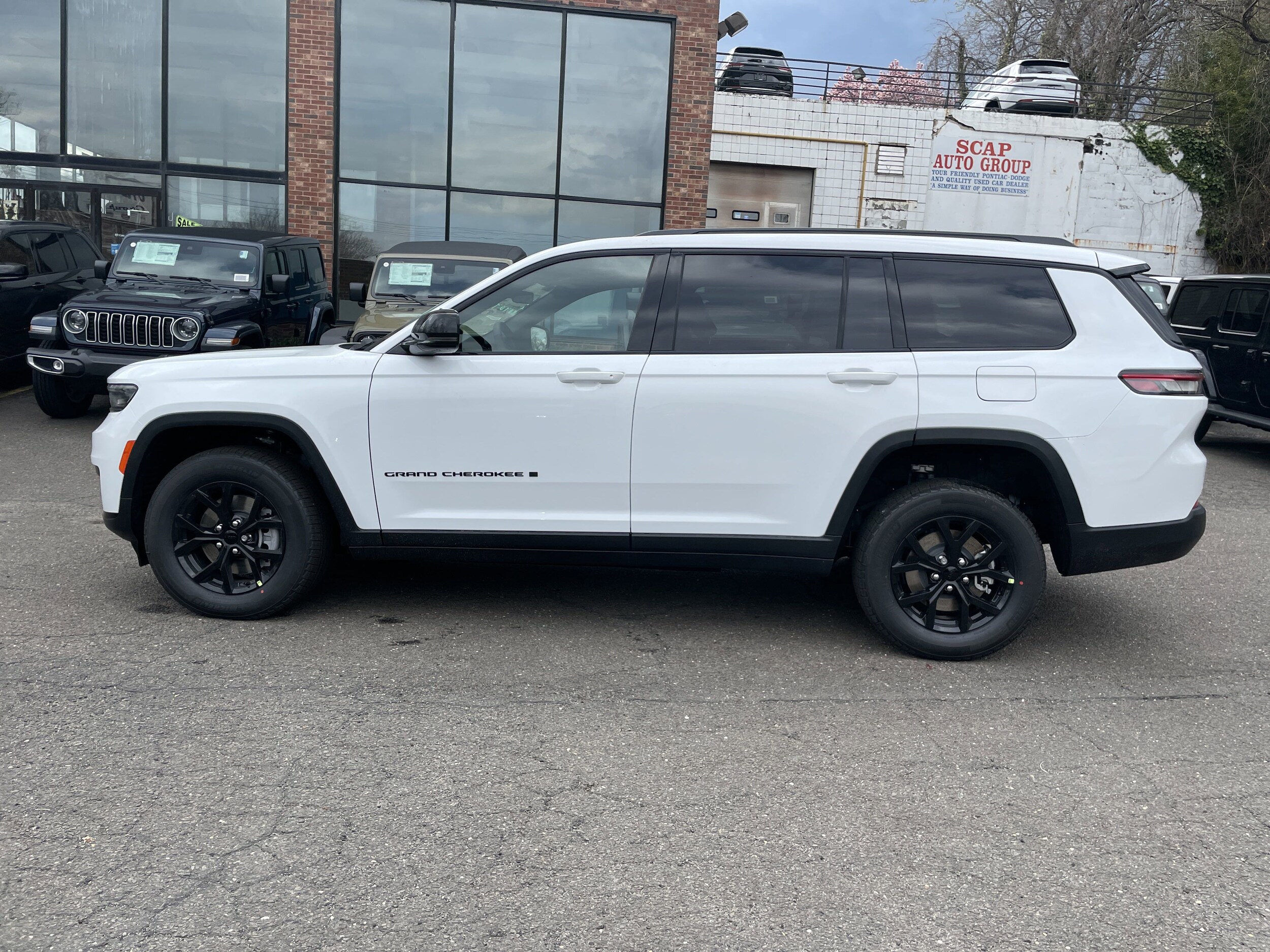 2025 Jeep Grand Cherokee Altitude photo 3