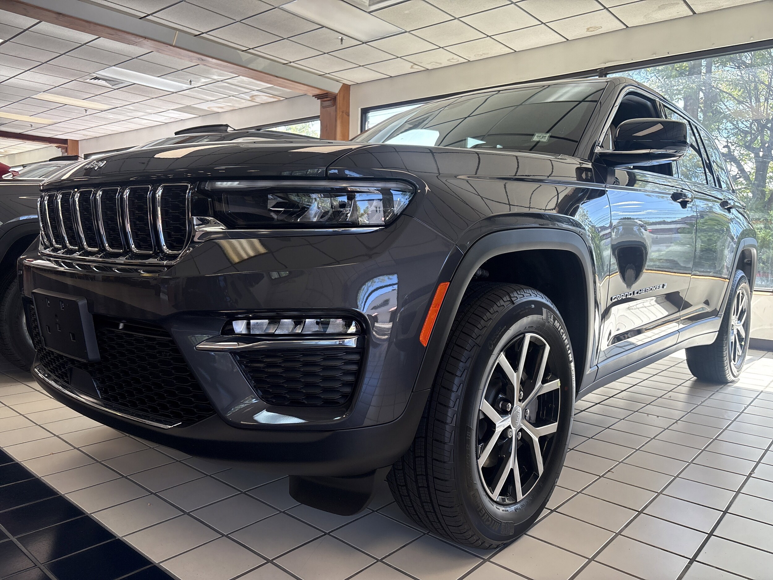 2025 Jeep Grand Cherokee Limited photo 3