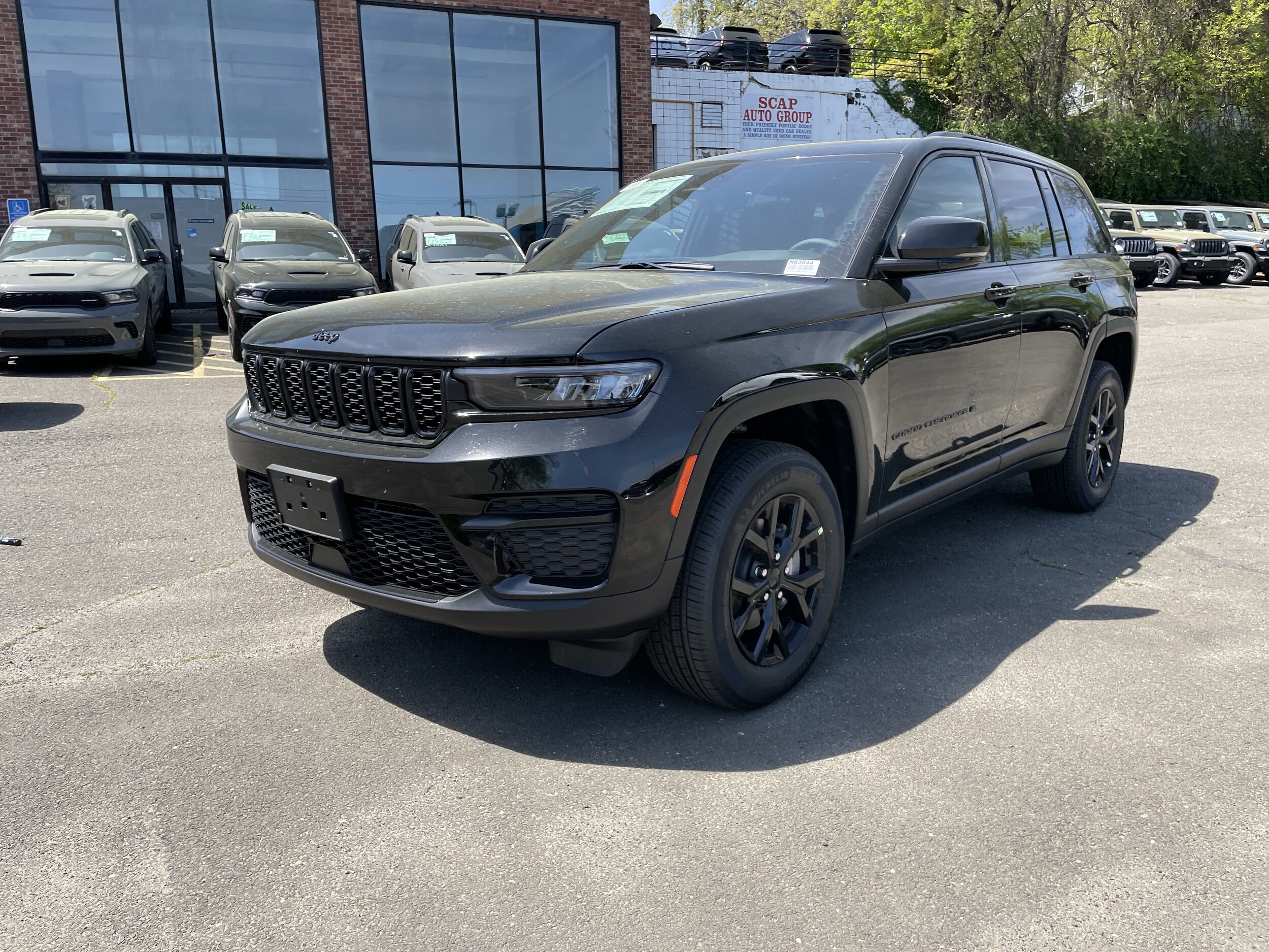2025 Jeep Grand Cherokee Laredo Altitude photo 3