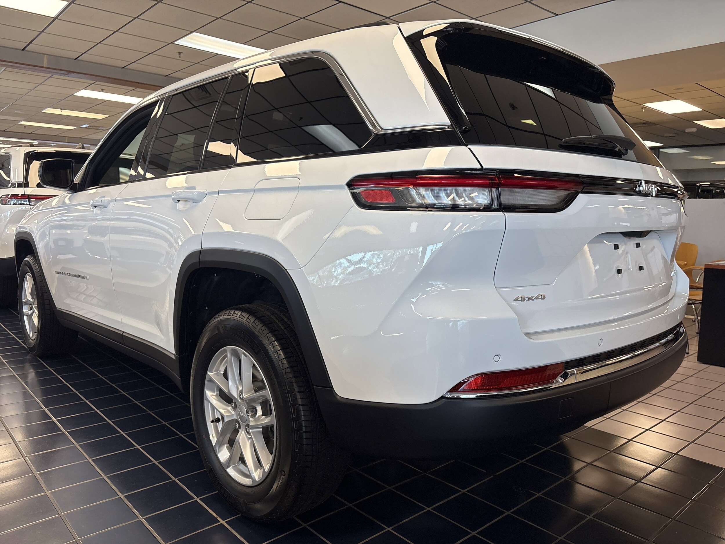 2025 Jeep Grand Cherokee Laredo photo 3