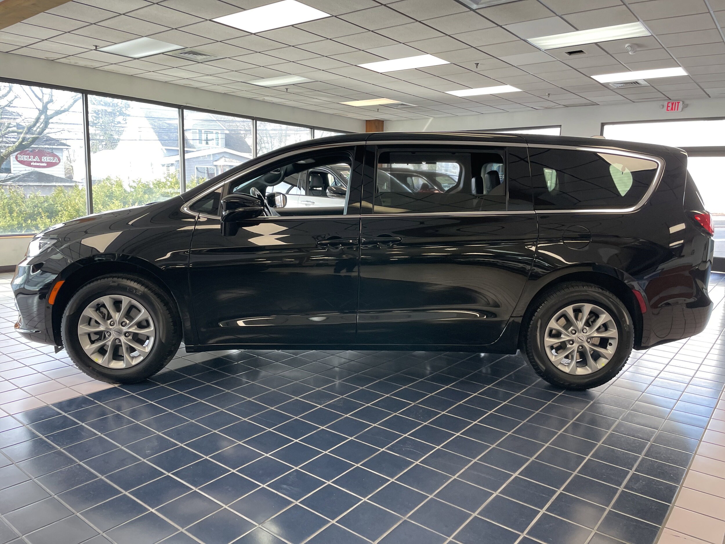 2025 Chrysler Pacifica photo 4