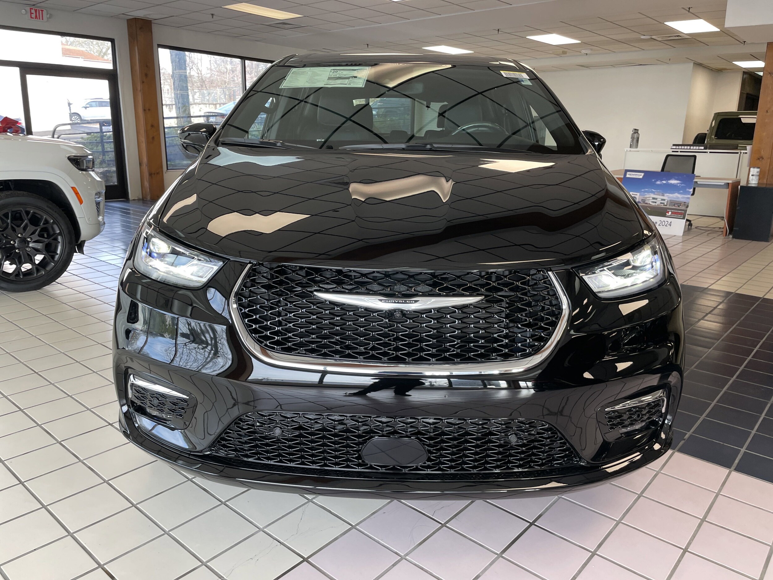 2025 Chrysler Pacifica photo 2