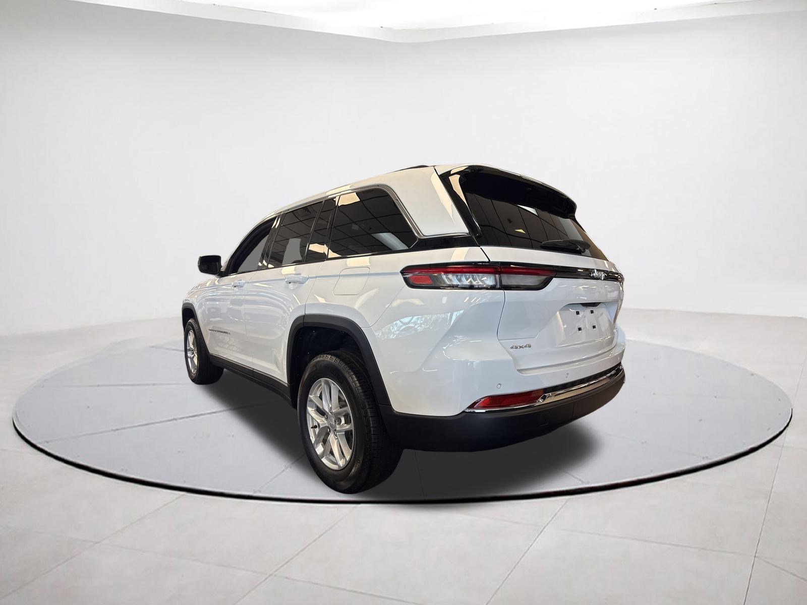 2025 Jeep Grand Cherokee Laredo photo 3